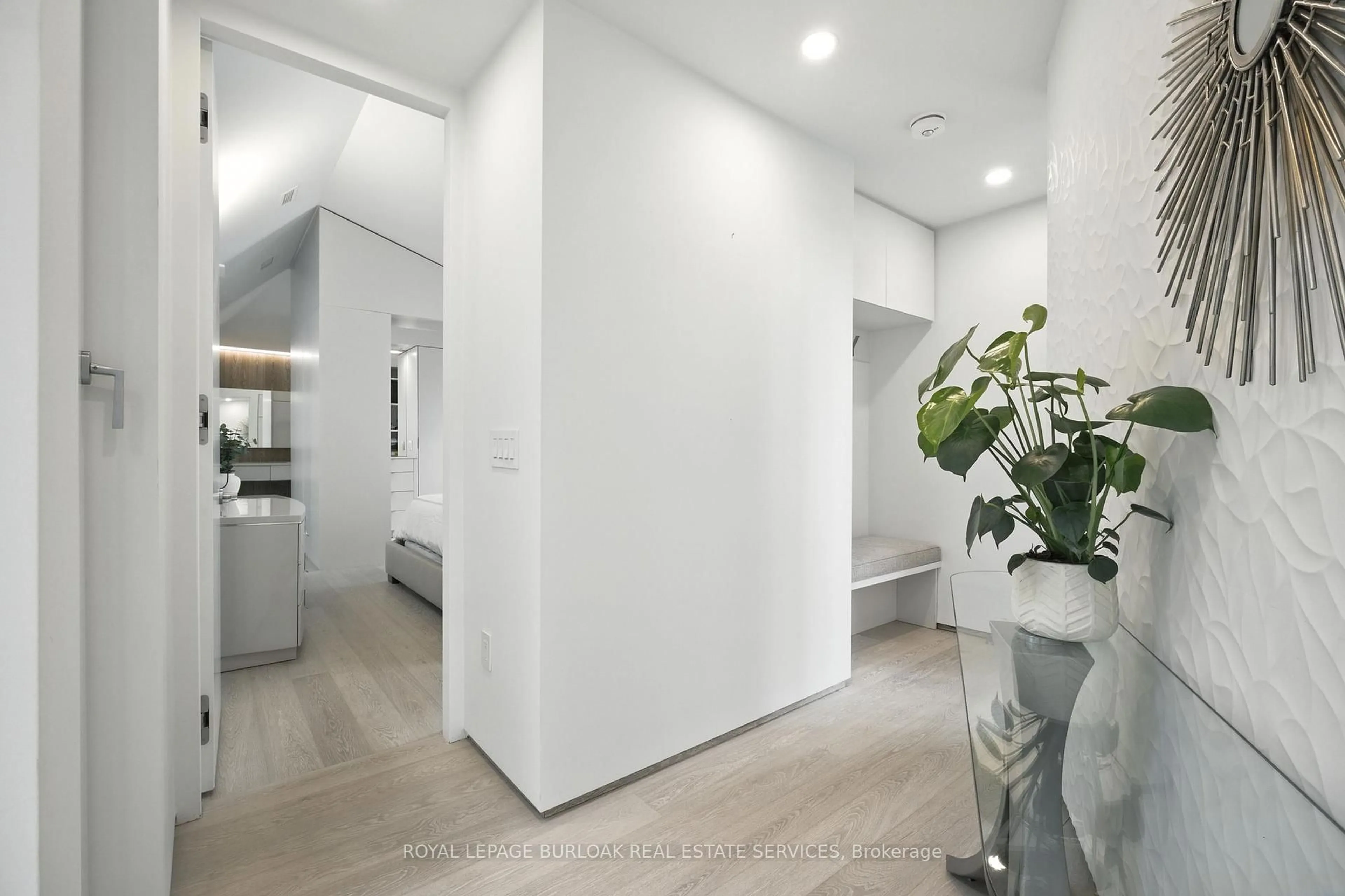 Indoor foyer for 1427 Birch Ave, Burlington Ontario L7S 1J4