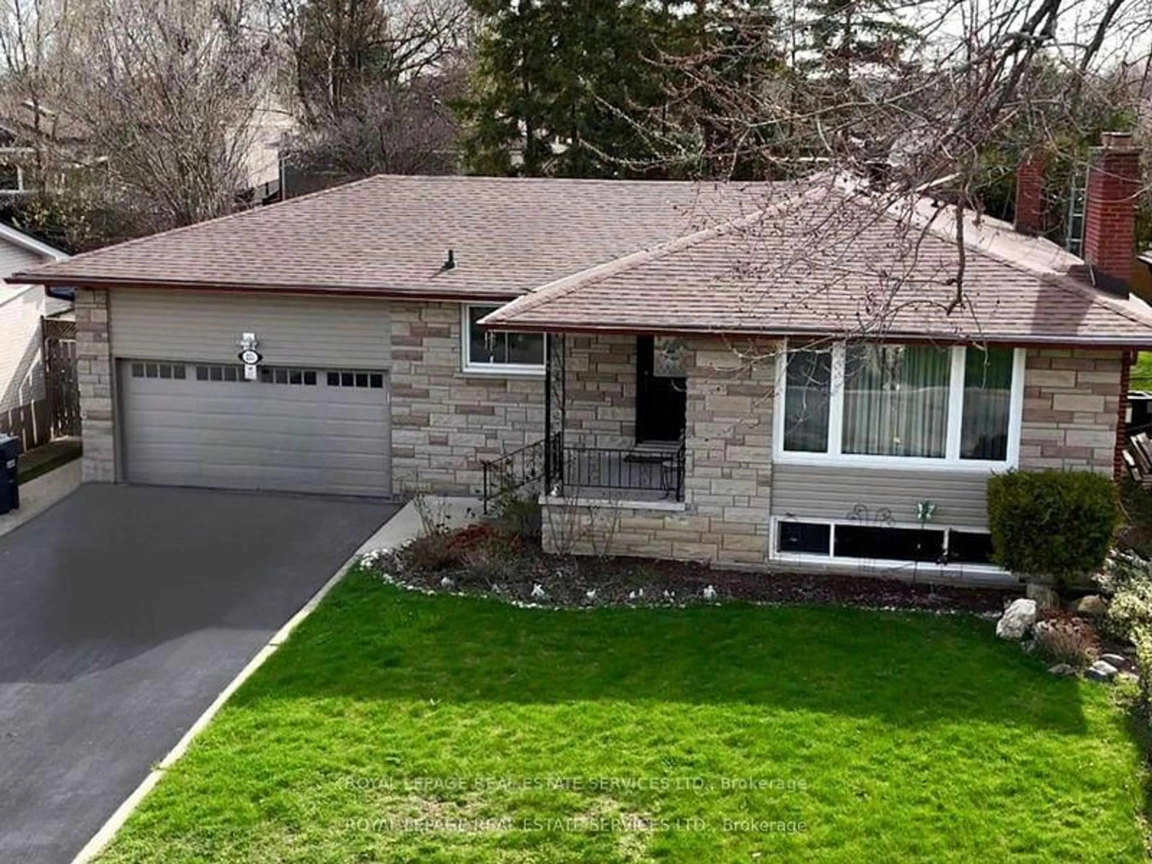 A pic from outside/outdoor area/front of a property/back of a property/a pic from drone, street for 231 Elizabeth St, Brampton Ontario L6Y 1S2