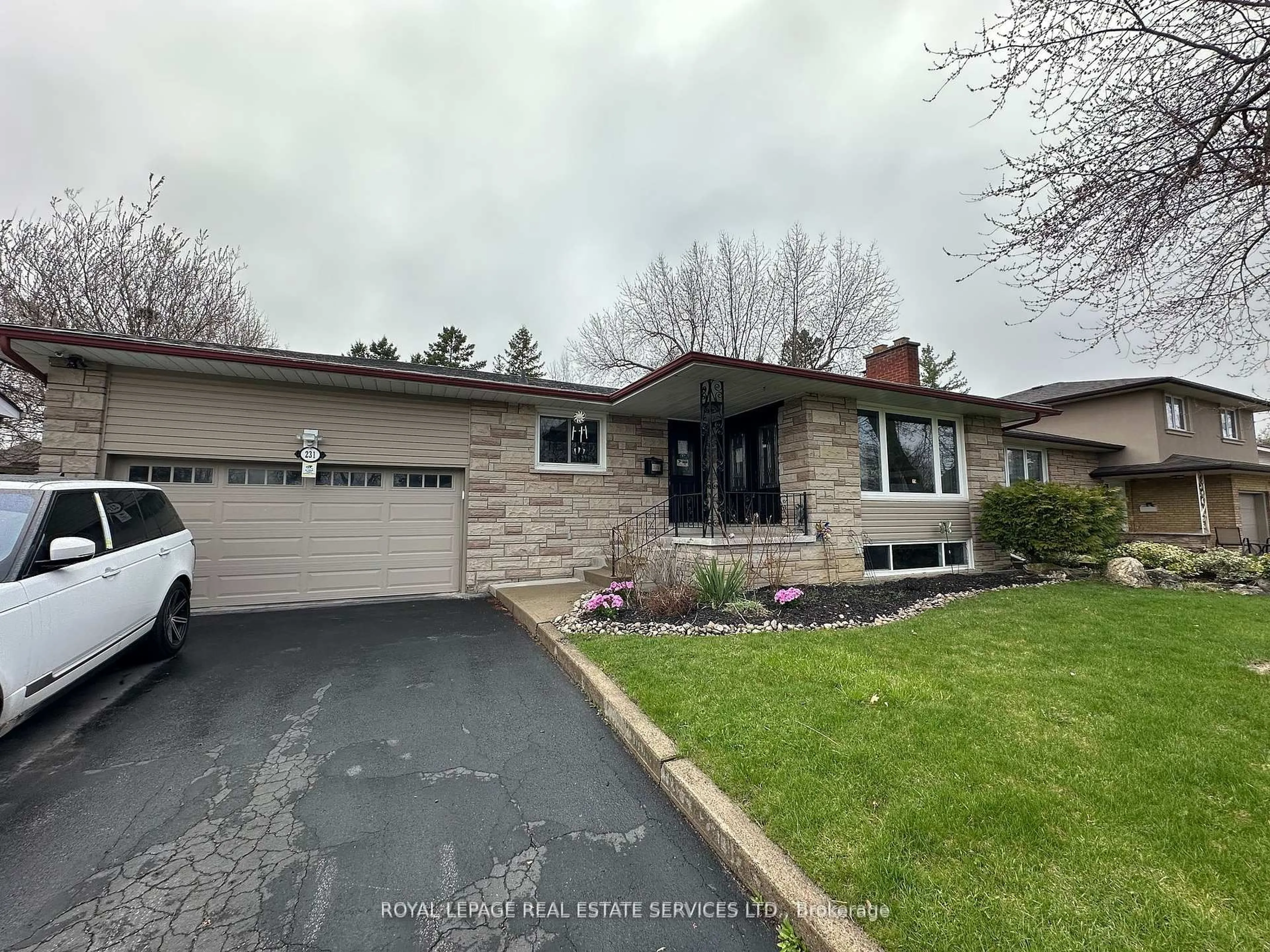 Home with brick exterior material, street for 231 Elizabeth St, Brampton Ontario L6Y 1S2