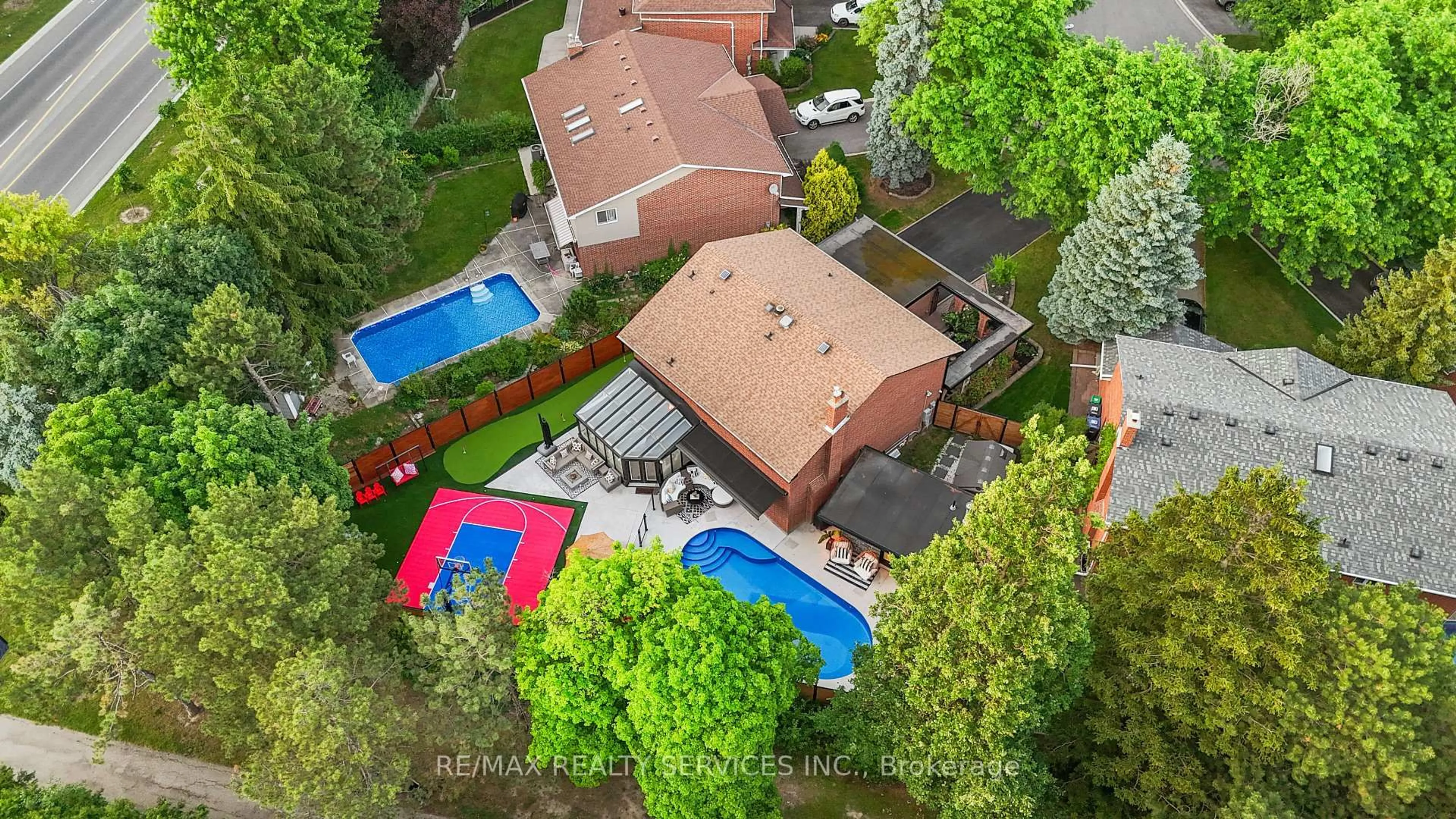 A pic from outside/outdoor area/front of a property/back of a property/a pic from drone, street for 24 Marlow Pl, Brampton Ontario L6S 2X3