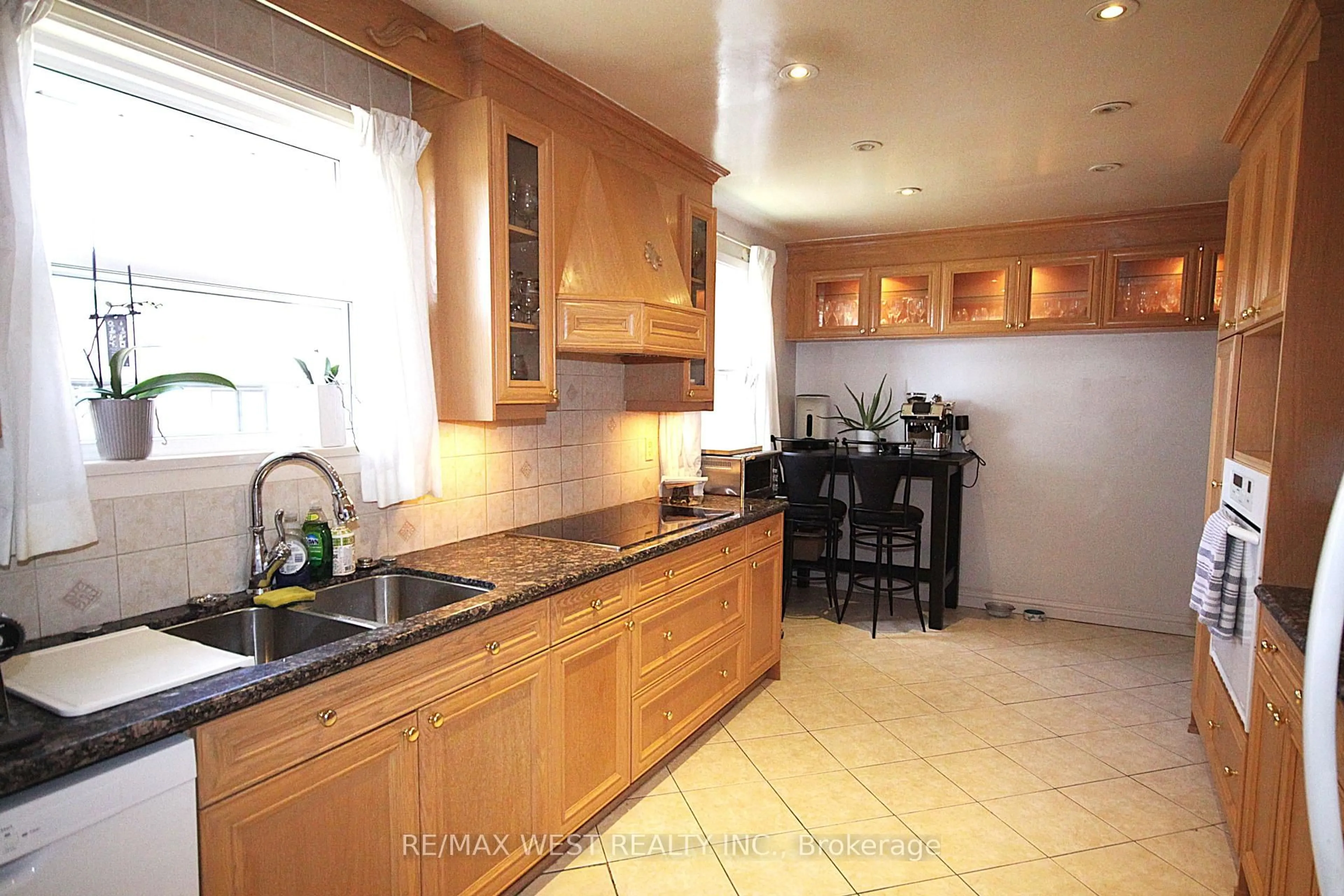 Standard kitchen, ceramic/tile floor for 23 Cove Dr, Toronto Ontario M9W 3V2