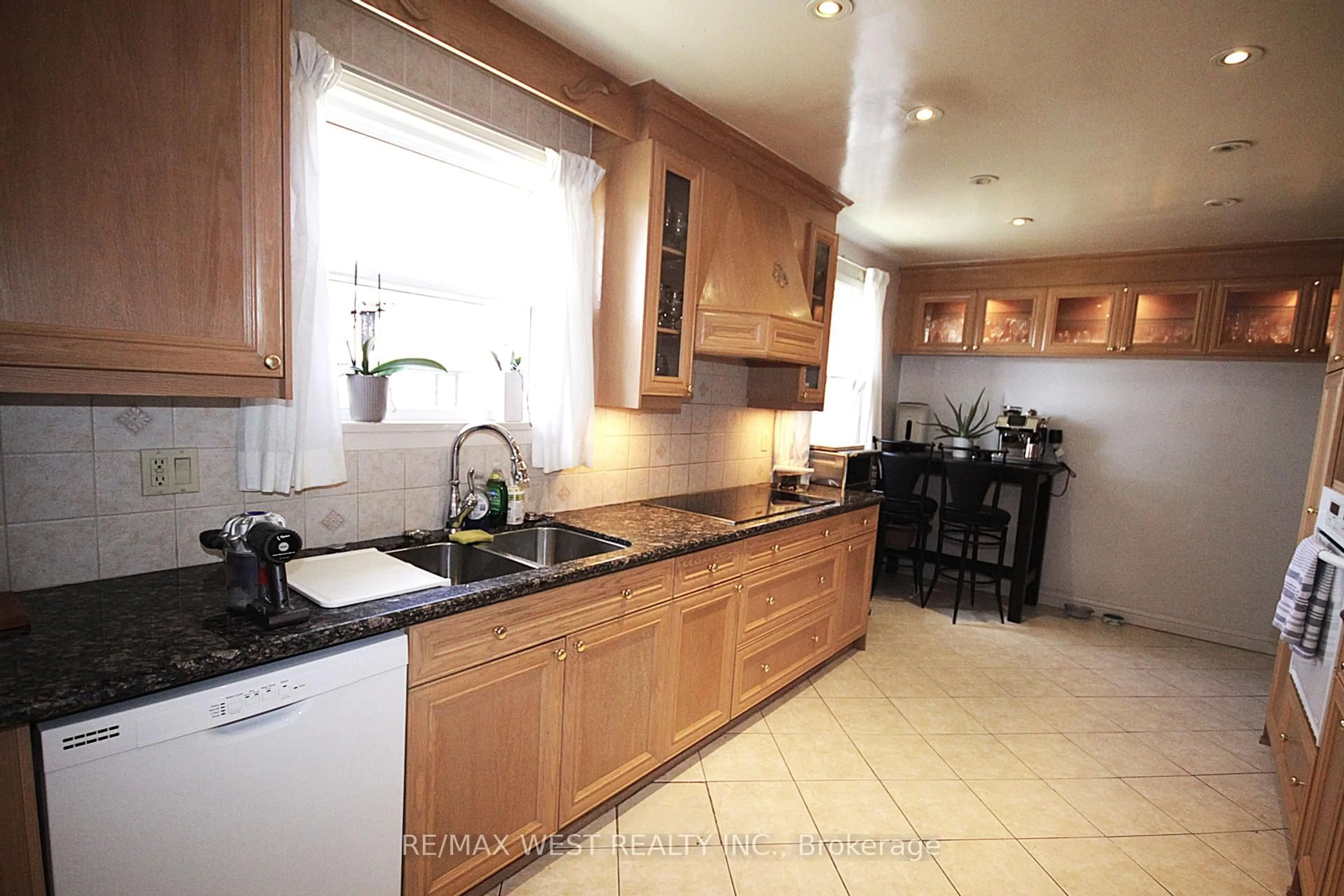 Standard kitchen, ceramic/tile floor for 23 Cove Dr, Toronto Ontario M9W 3V2