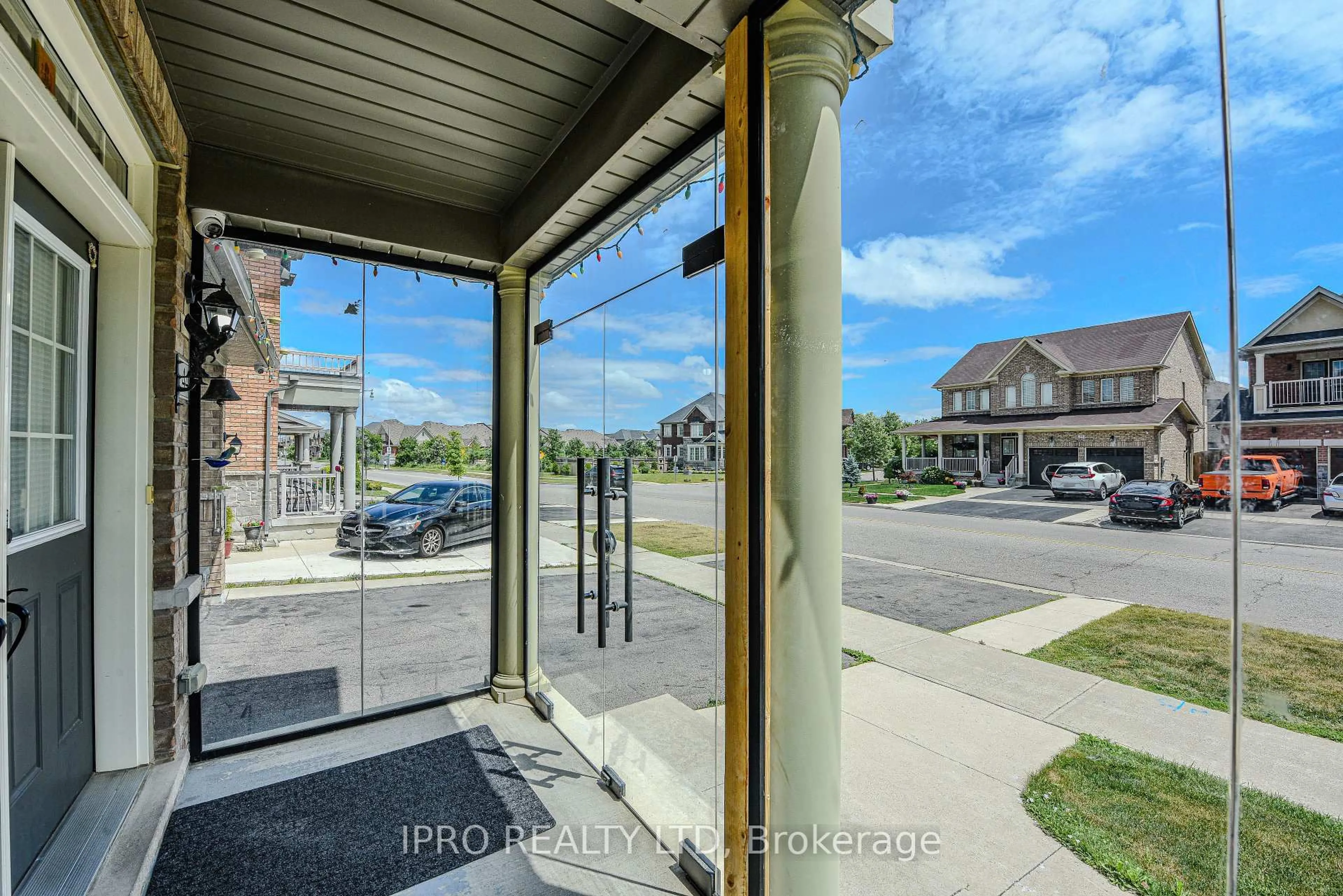 Indoor foyer for 44 Templehill Rd, Brampton Ontario L6R 0Z8