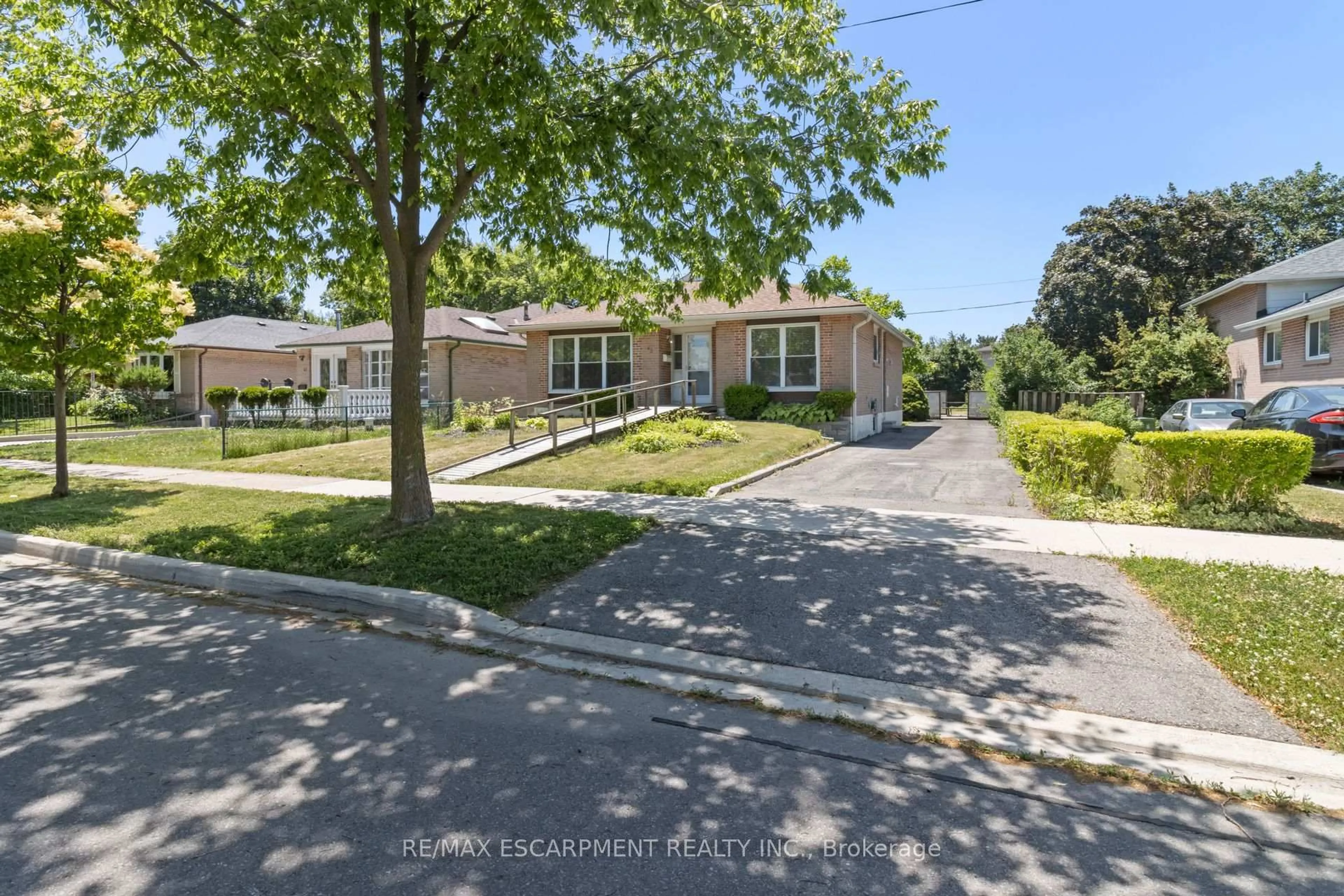 A pic from outside/outdoor area/front of a property/back of a property/a pic from drone, street for 43 Murchison Cres, Toronto Ontario M9V 3P5