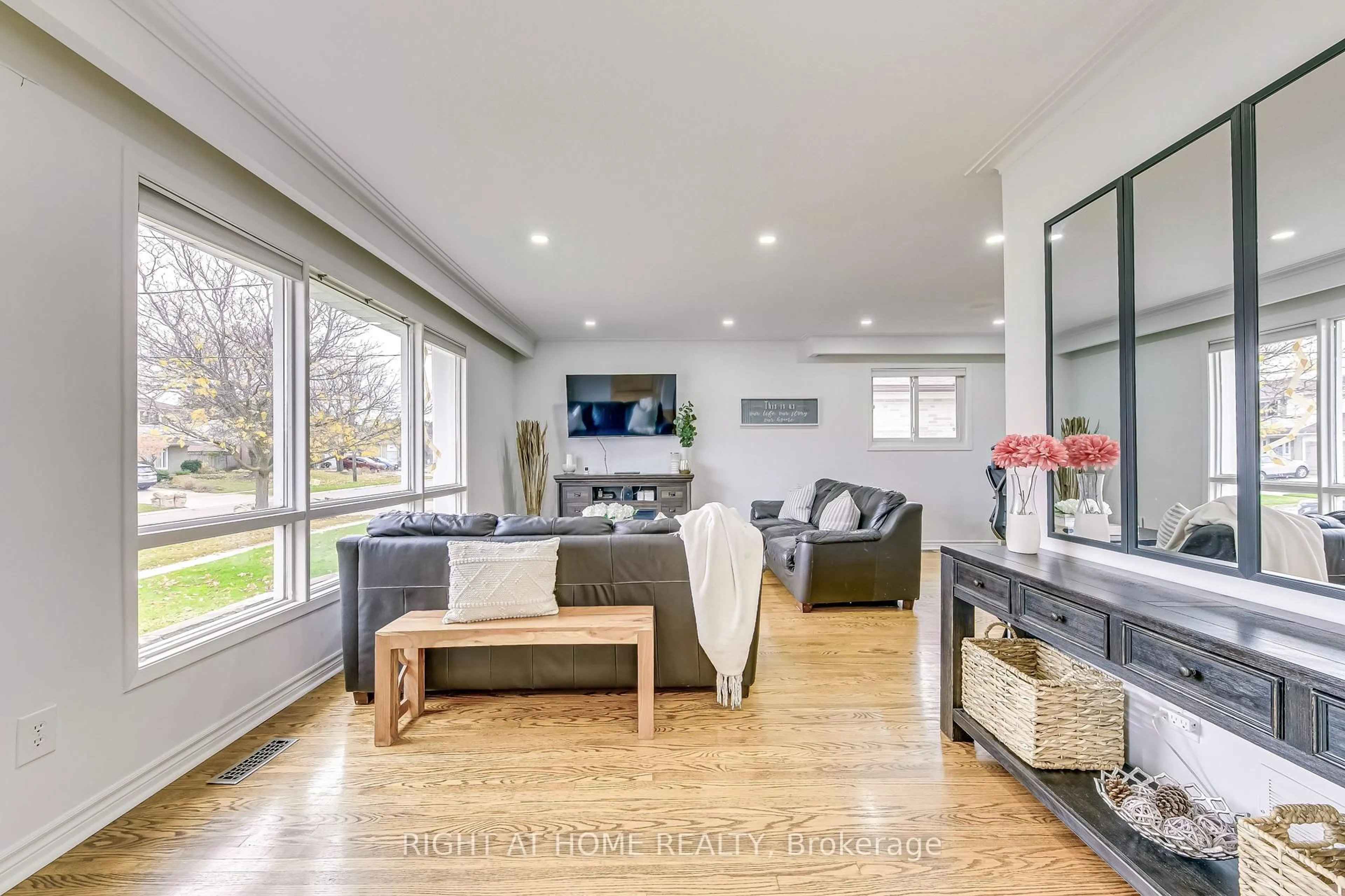 Living room with furniture, unknown for 16 Dawson Cres, Halton Hills Ontario L7G 1H5