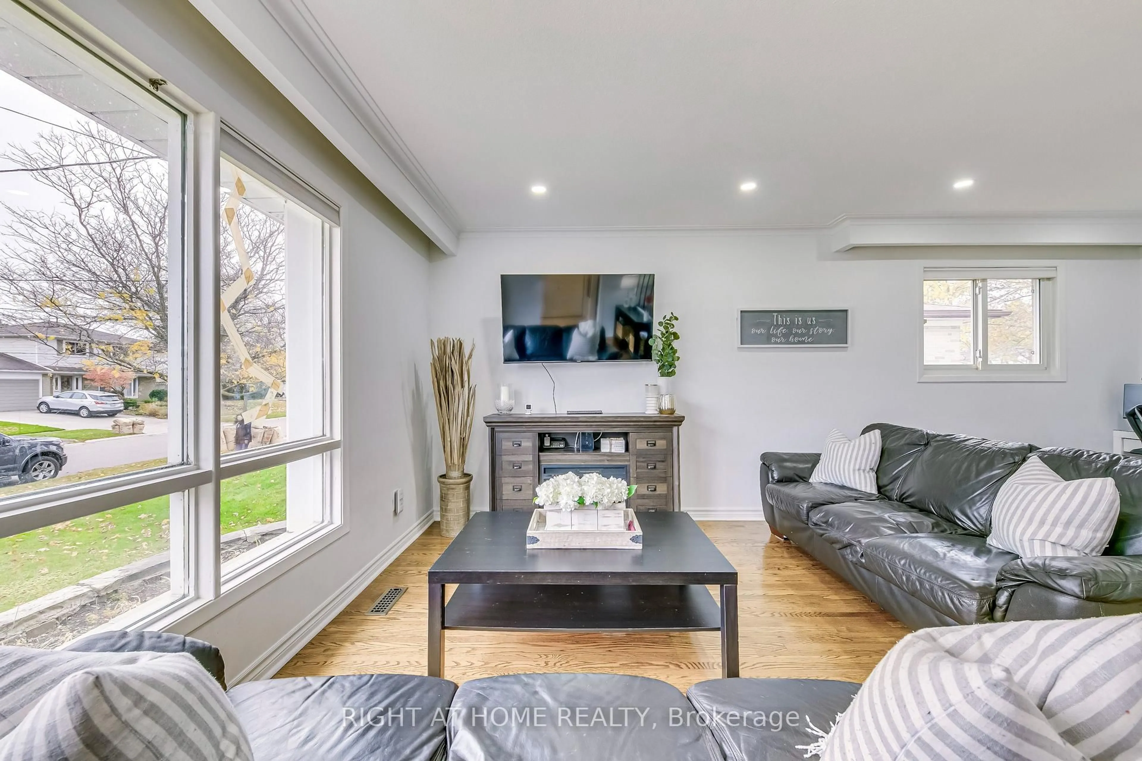 Living room with furniture, wood/laminate floor for 16 Dawson Cres, Halton Hills Ontario L7G 1H5