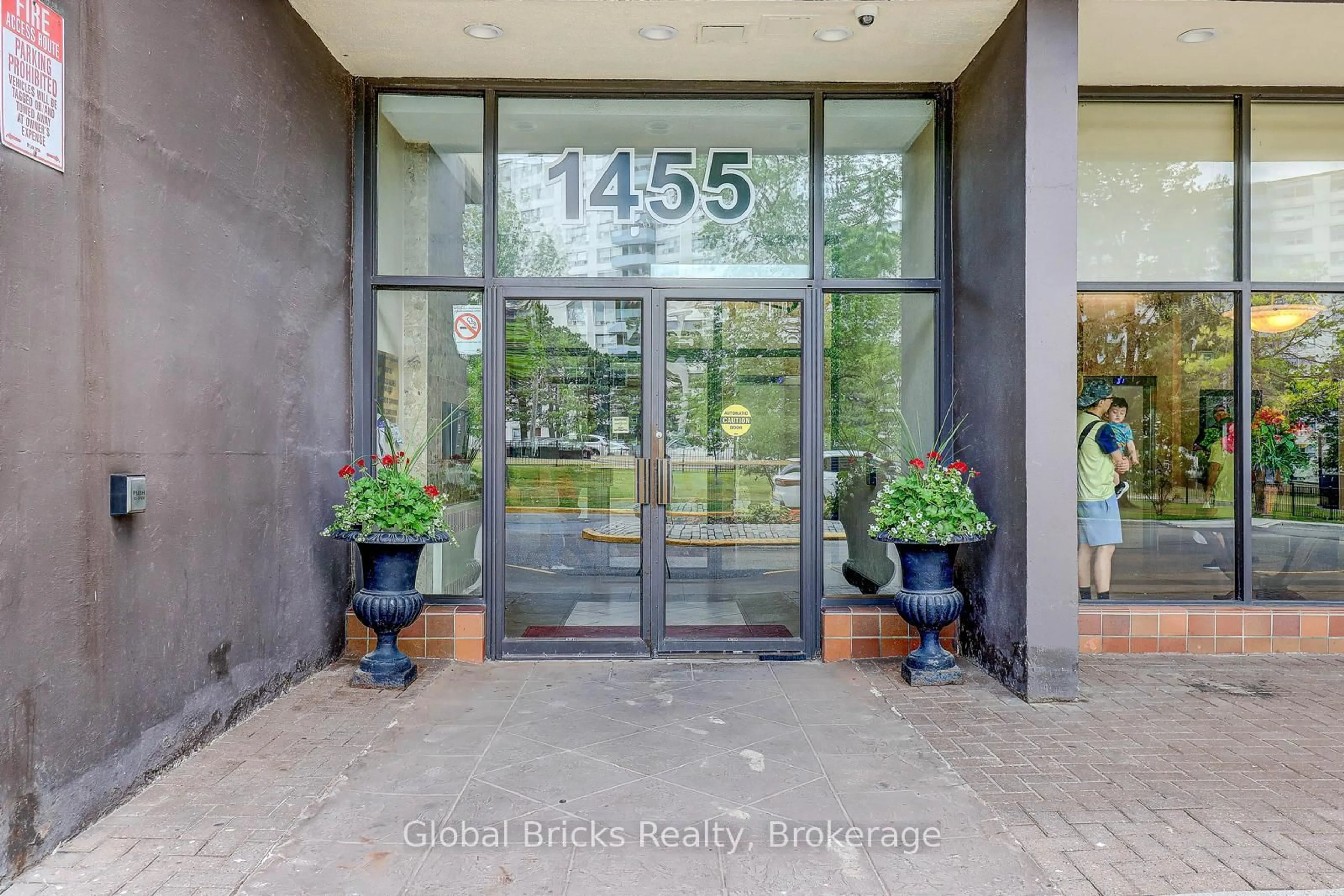 Indoor entryway for 1455 Lawrence Ave #2006, Toronto Ontario M6L 1B1