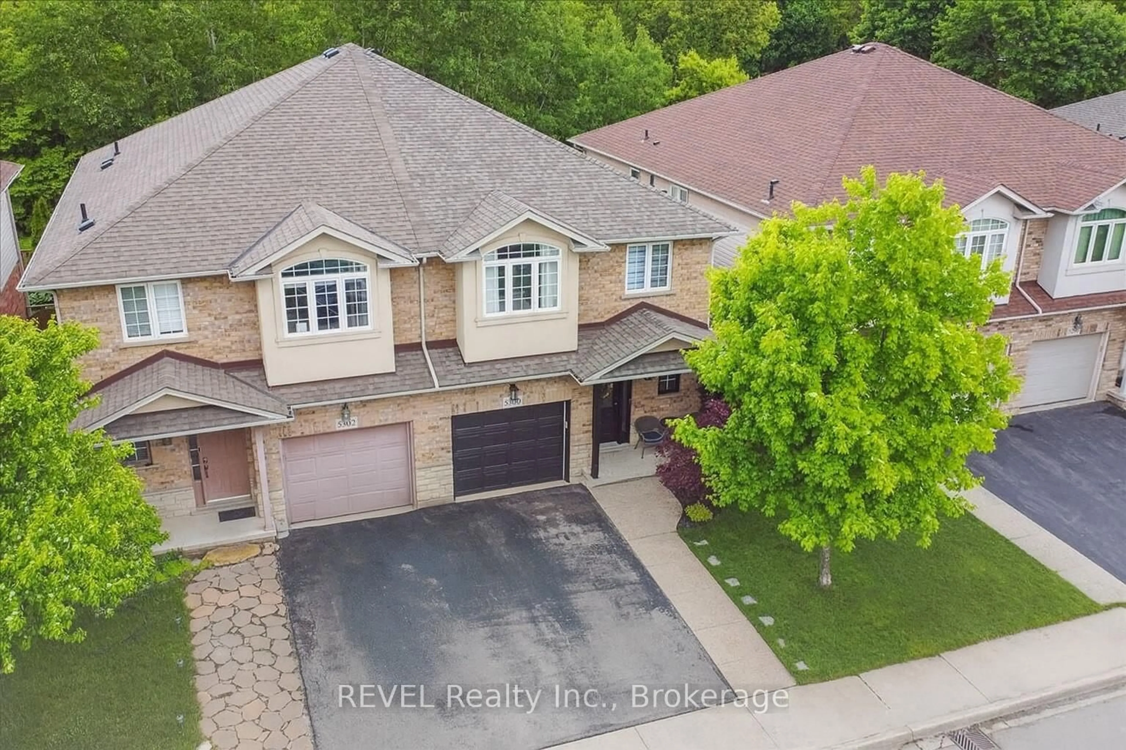 A pic from outside/outdoor area/front of a property/back of a property/a pic from drone, street for 5300 Picketts Way, Burlington Ontario L7L 7J6