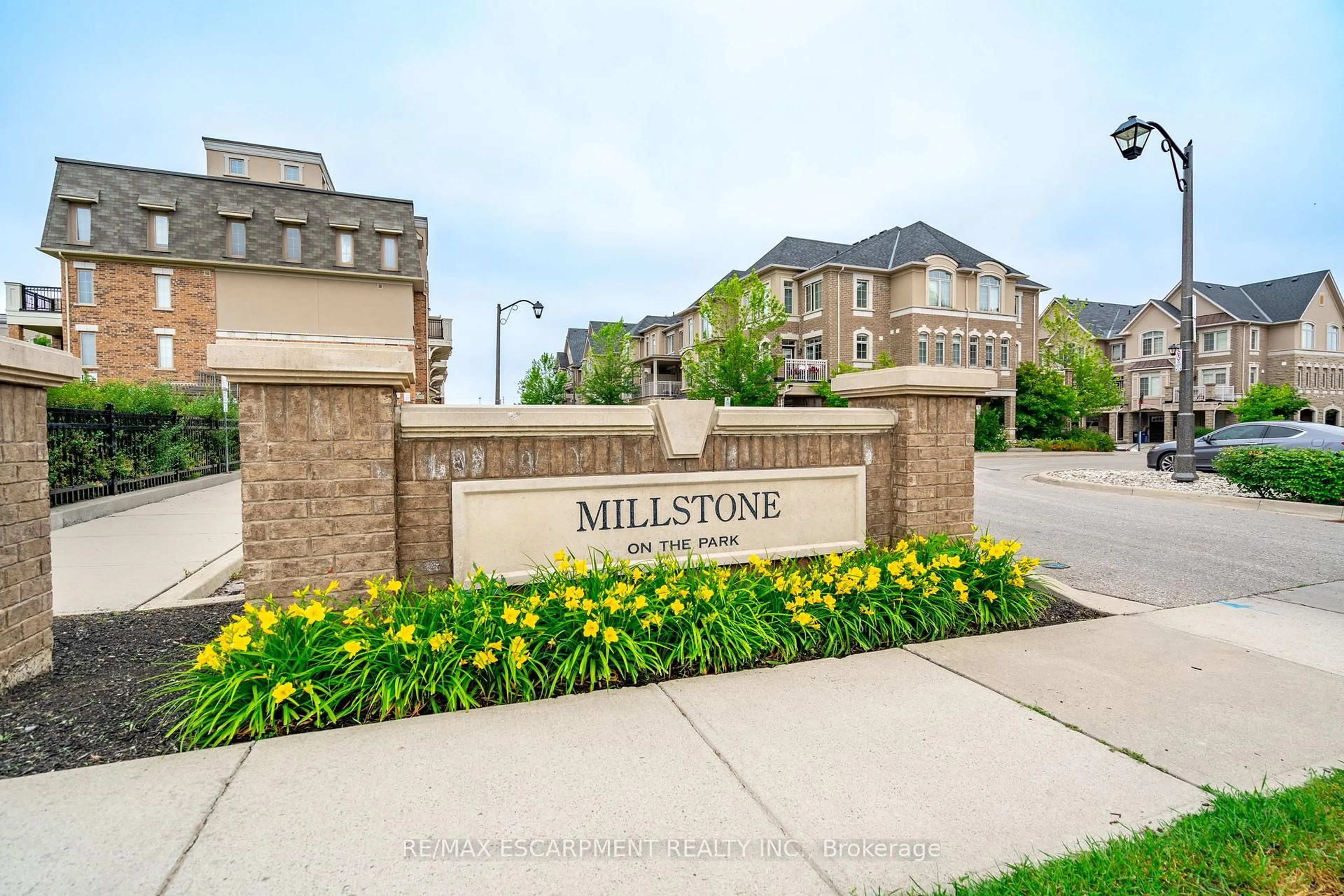 Indoor entryway for 2441 Greenwich Dr #59, Oakville Ontario L6M 0S3