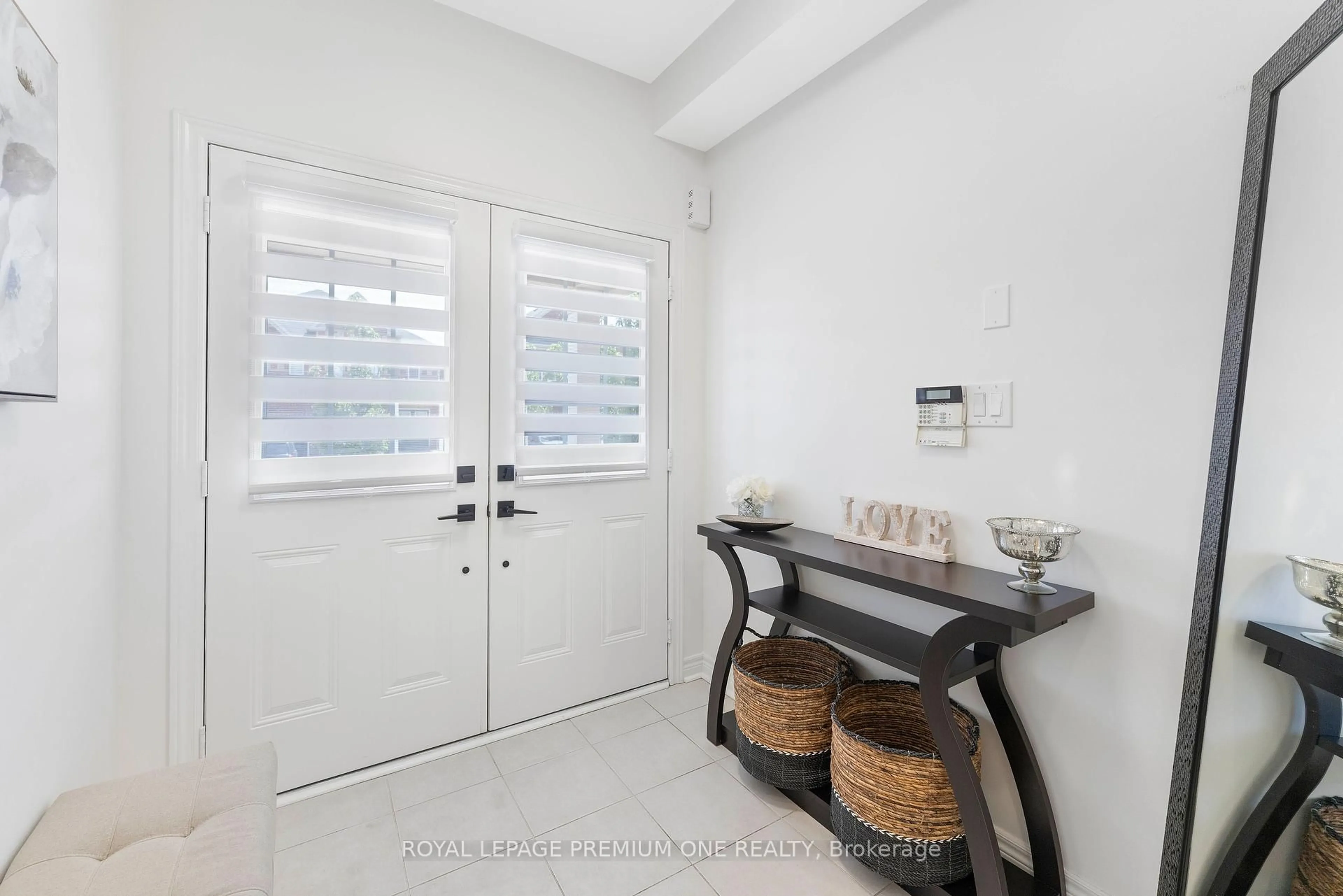Indoor entryway for 44 Dockside Cres, Brampton Ontario L6Z 0B6