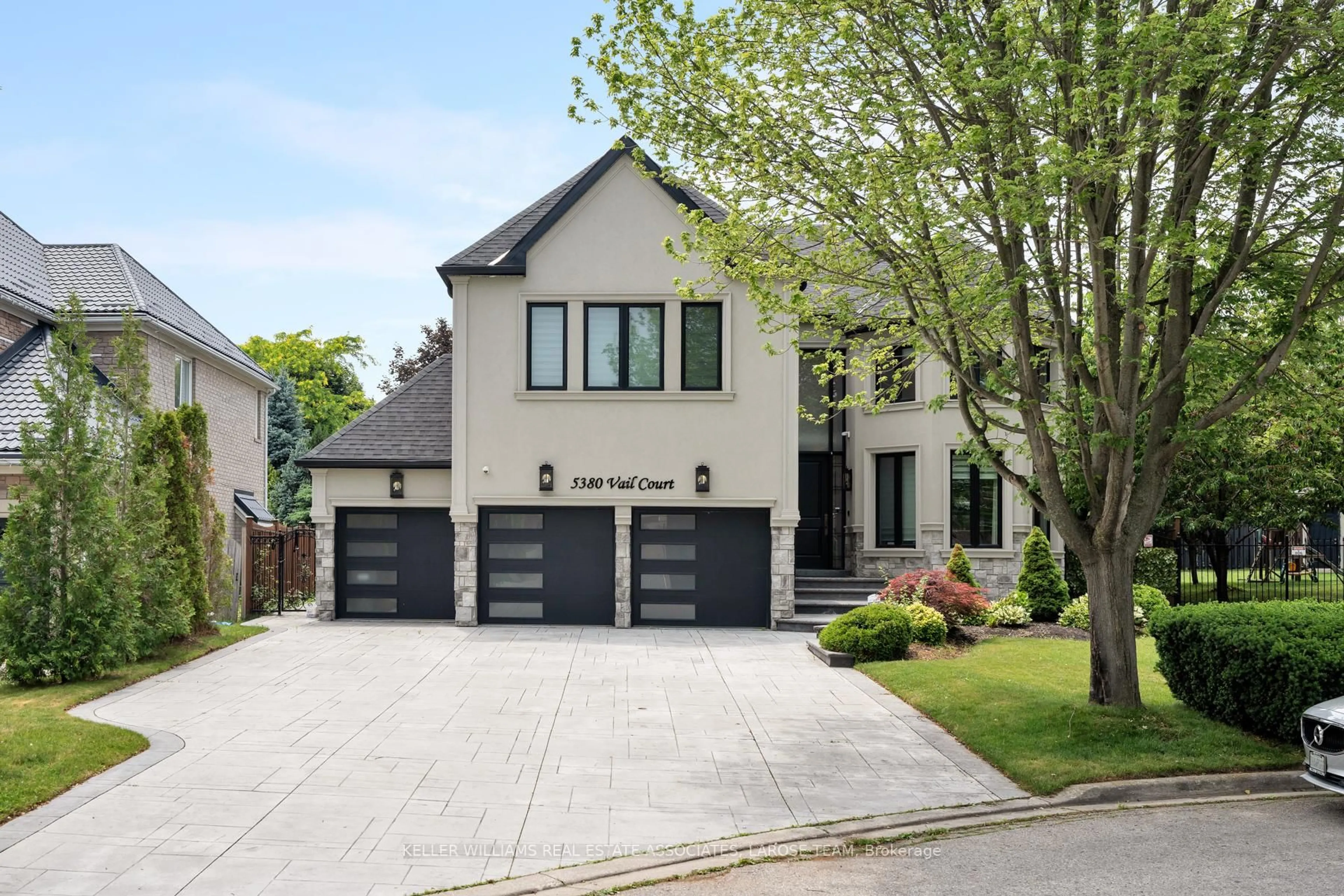 Home with brick exterior material, street for 5380 Vail Crt, Mississauga Ontario L5M 6G9