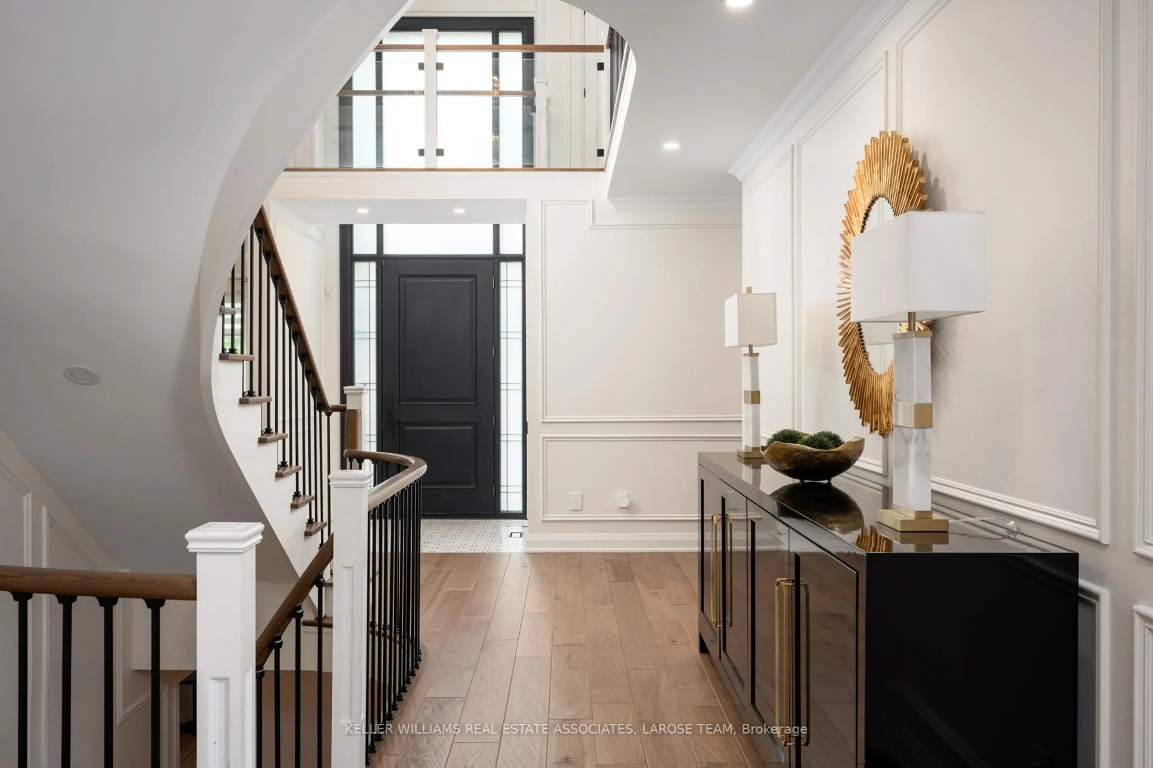 Indoor entryway for 5380 Vail Crt, Mississauga Ontario L5M 6G9