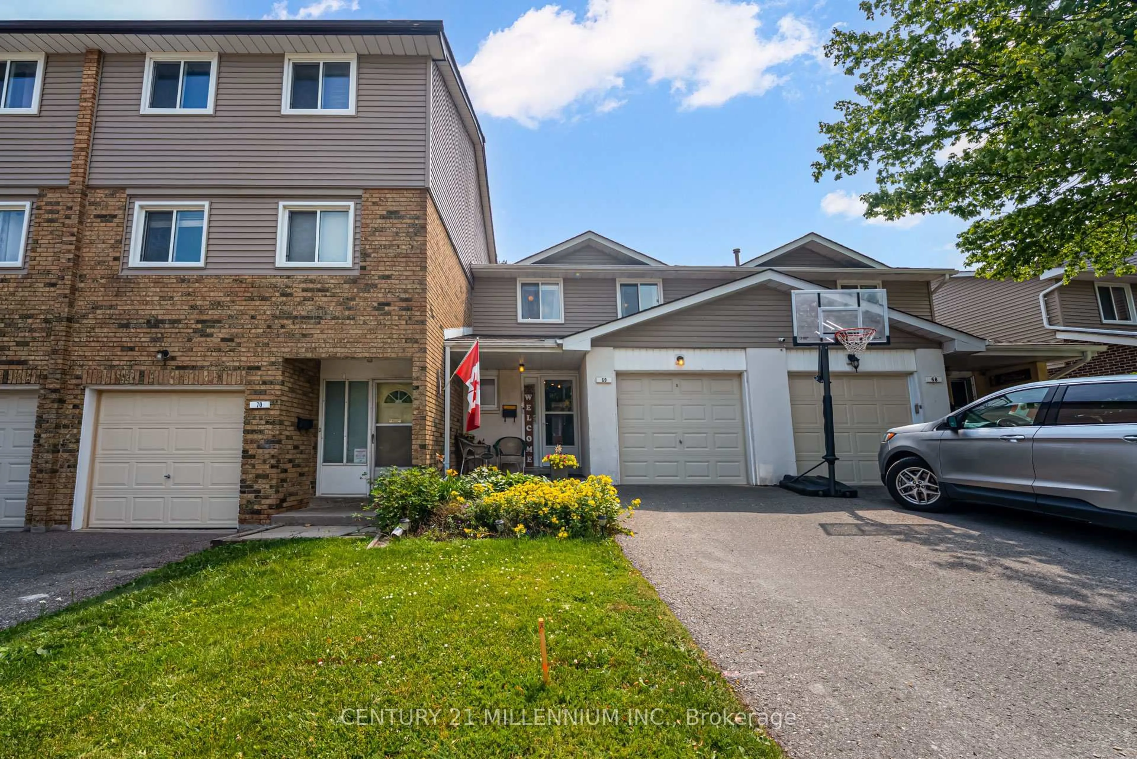 A pic from outside/outdoor area/front of a property/back of a property/a pic from drone, street for 69 Carisbrooke Crt #69, Brampton Ontario L6S 3K1