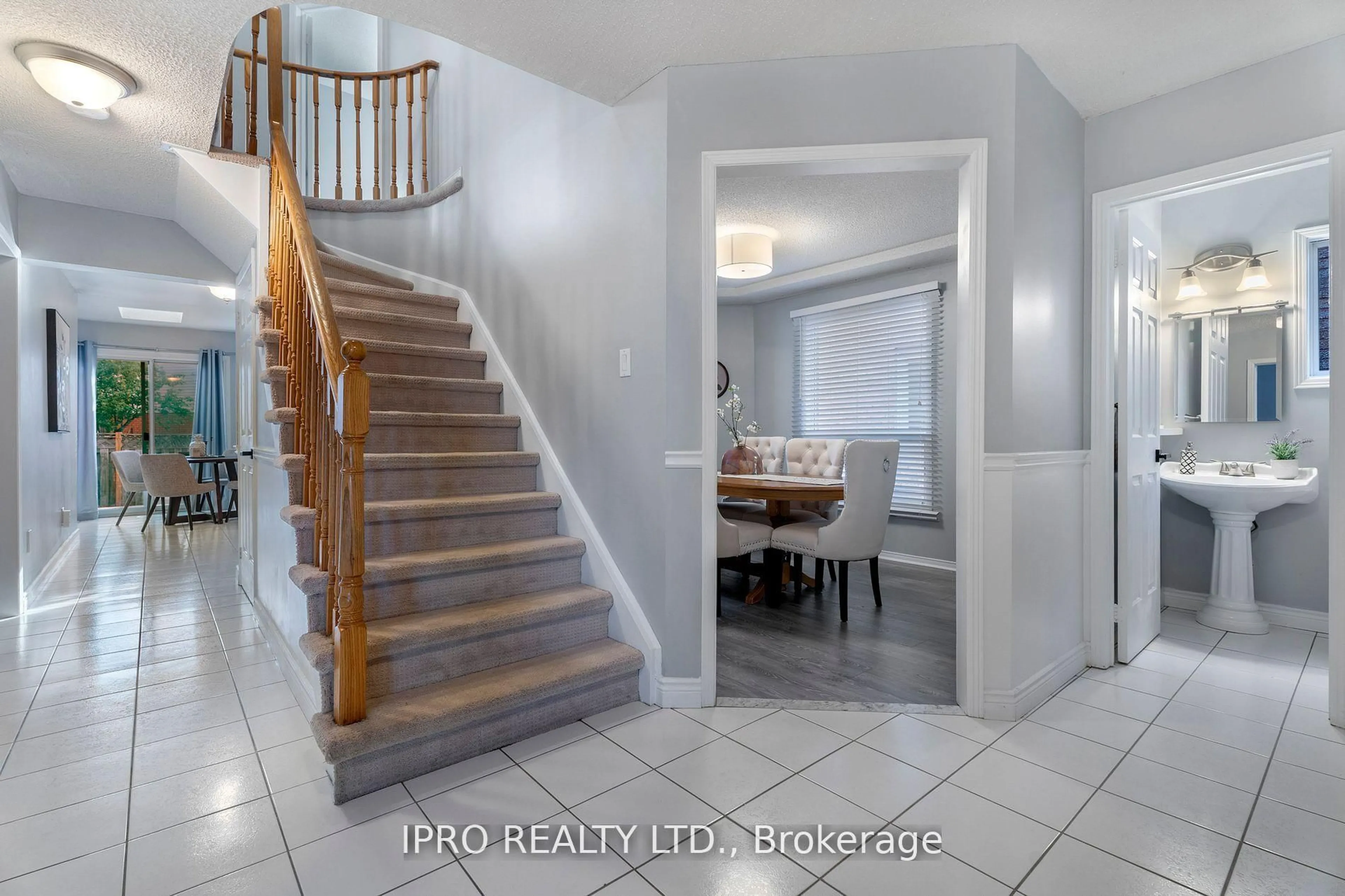 Indoor entryway for 6070 Prairie Circ, Mississauga Ontario L5N 5Z5