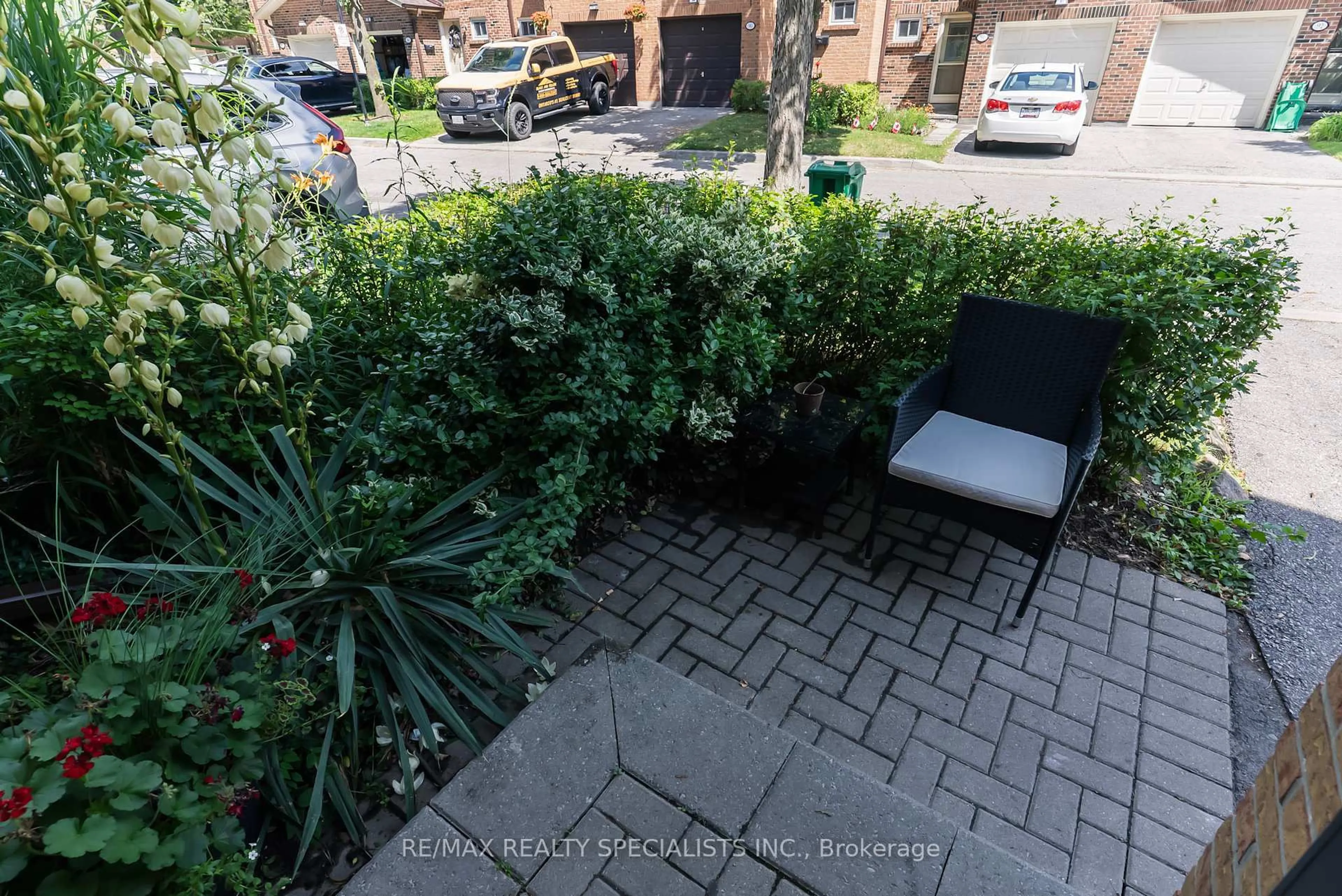 Patio, street for 2120 Rathburn Rd #102, Mississauga Ontario L4W 2S8