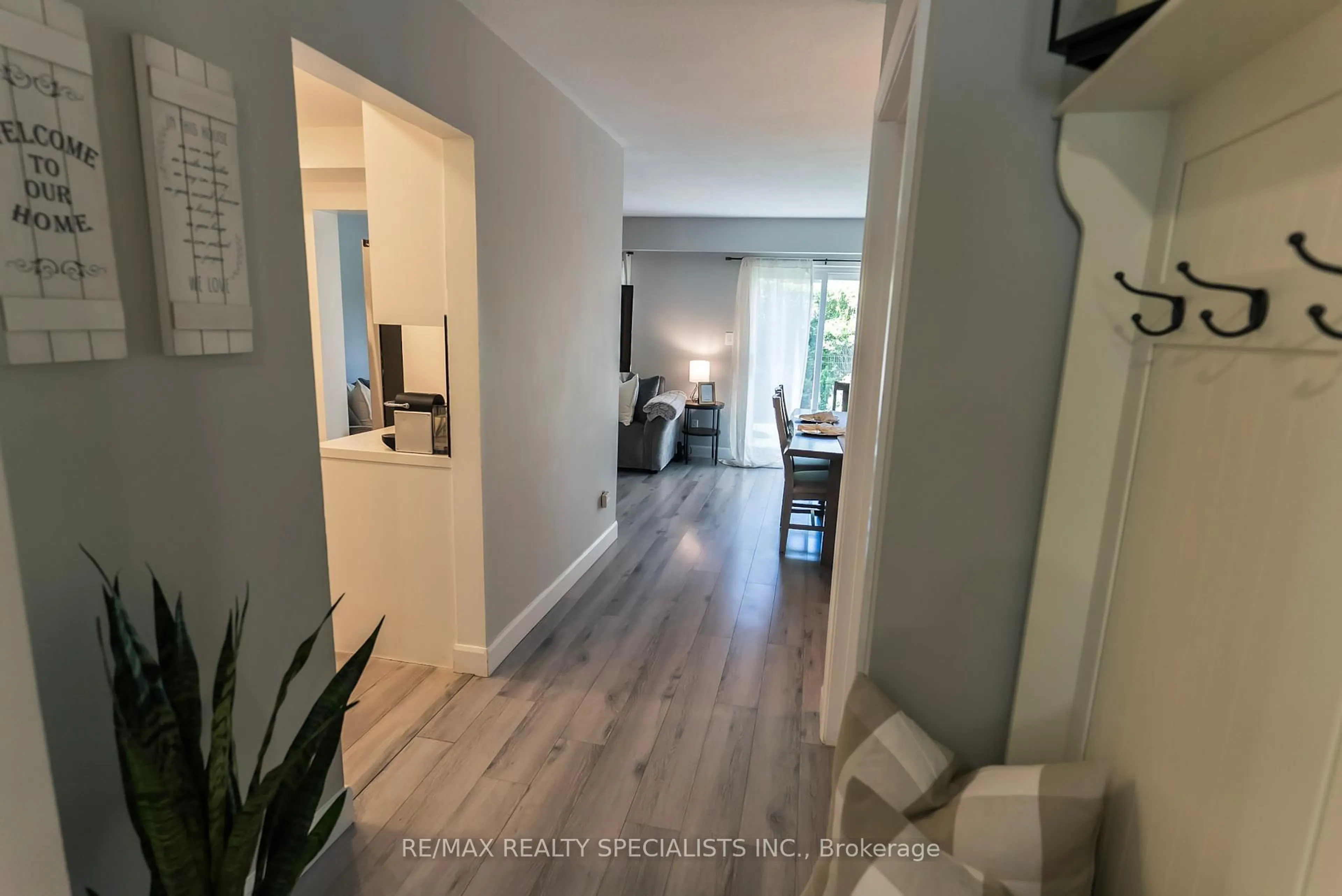 Indoor entryway for 2120 Rathburn Rd #102, Mississauga Ontario L4W 2S8