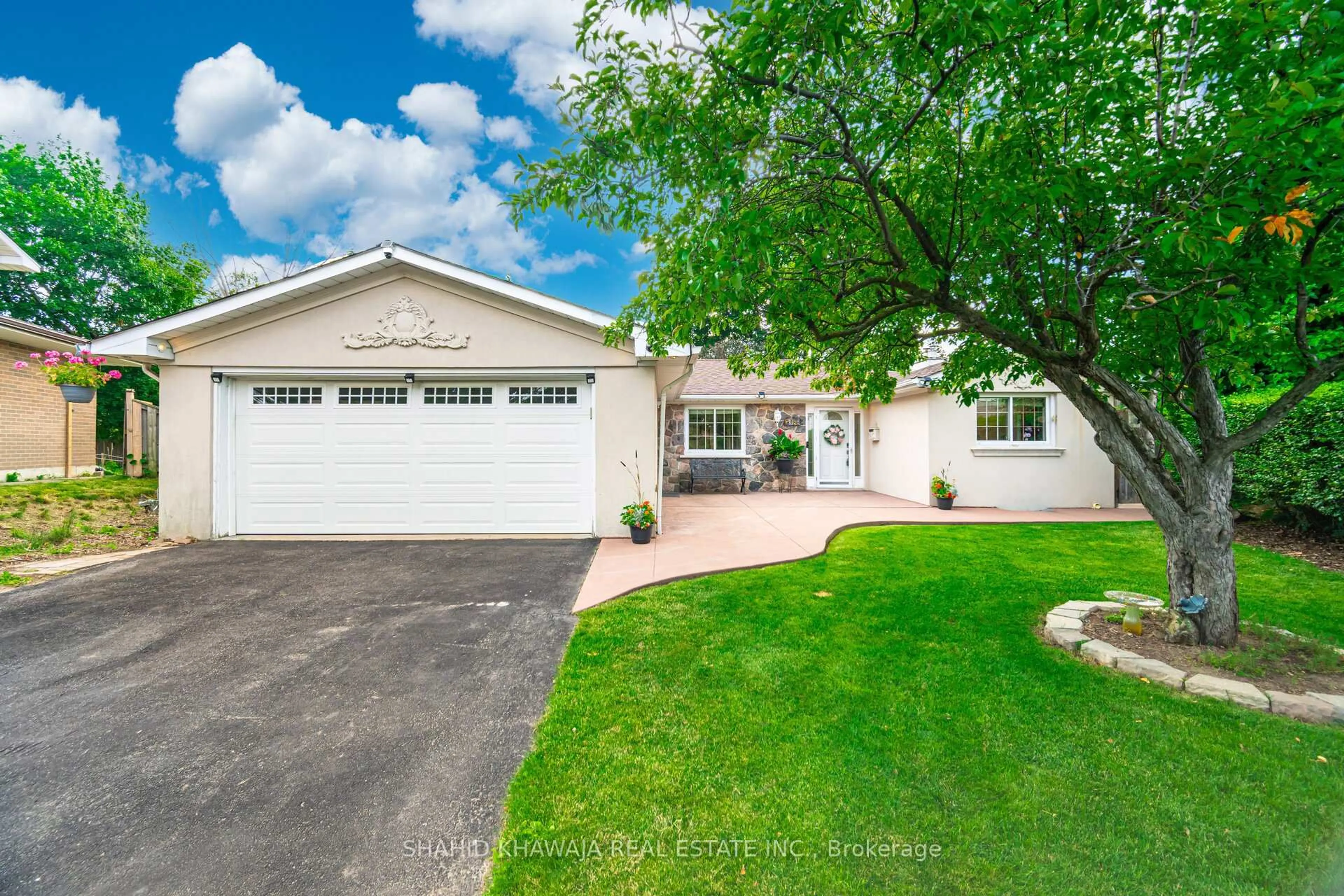 Home with vinyl exterior material, street for 3286 Gatliff Crt, Mississauga Ontario L4X 2L7