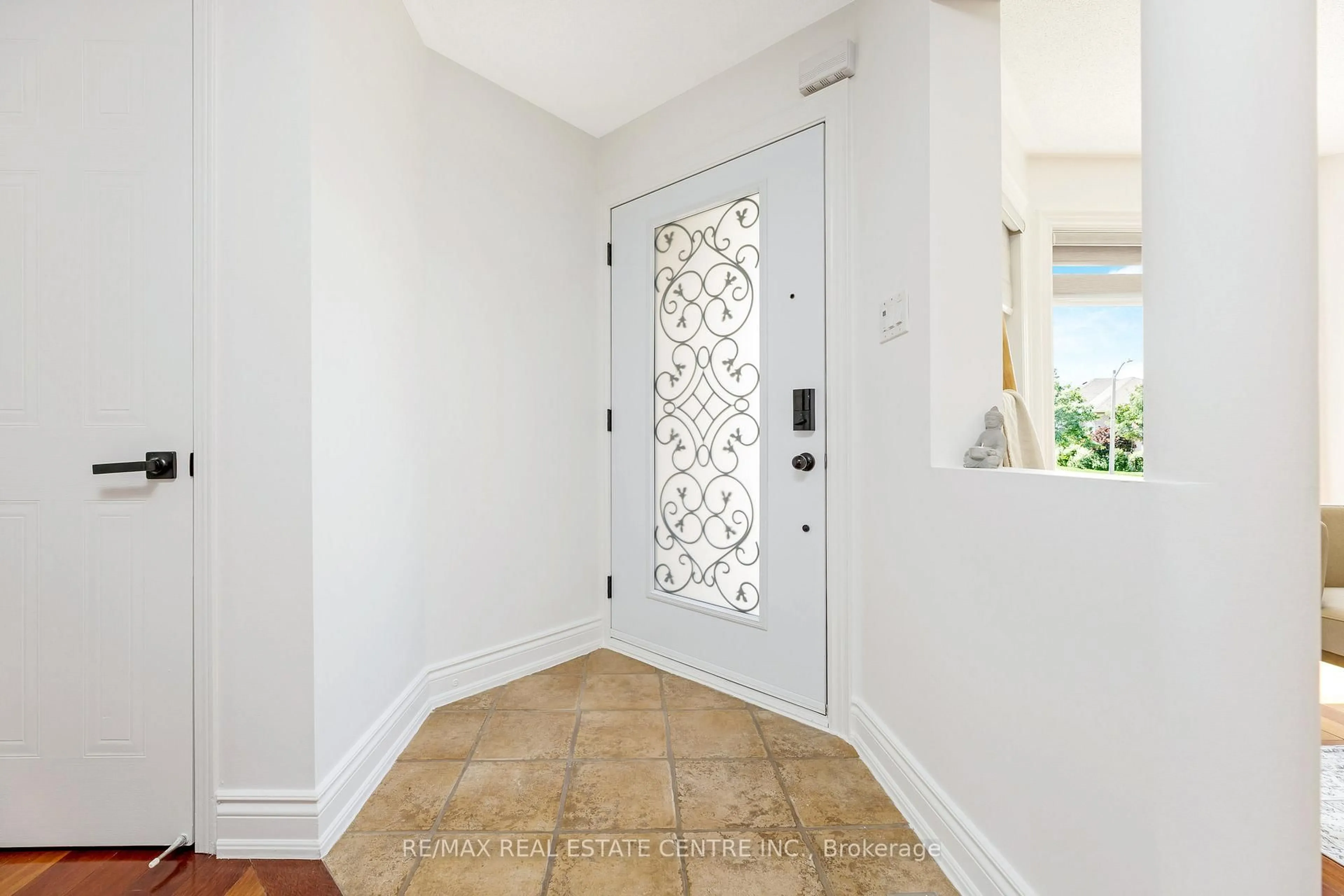 Indoor entryway for 68 Summerfield Cres, Brampton Ontario L6X 4L2