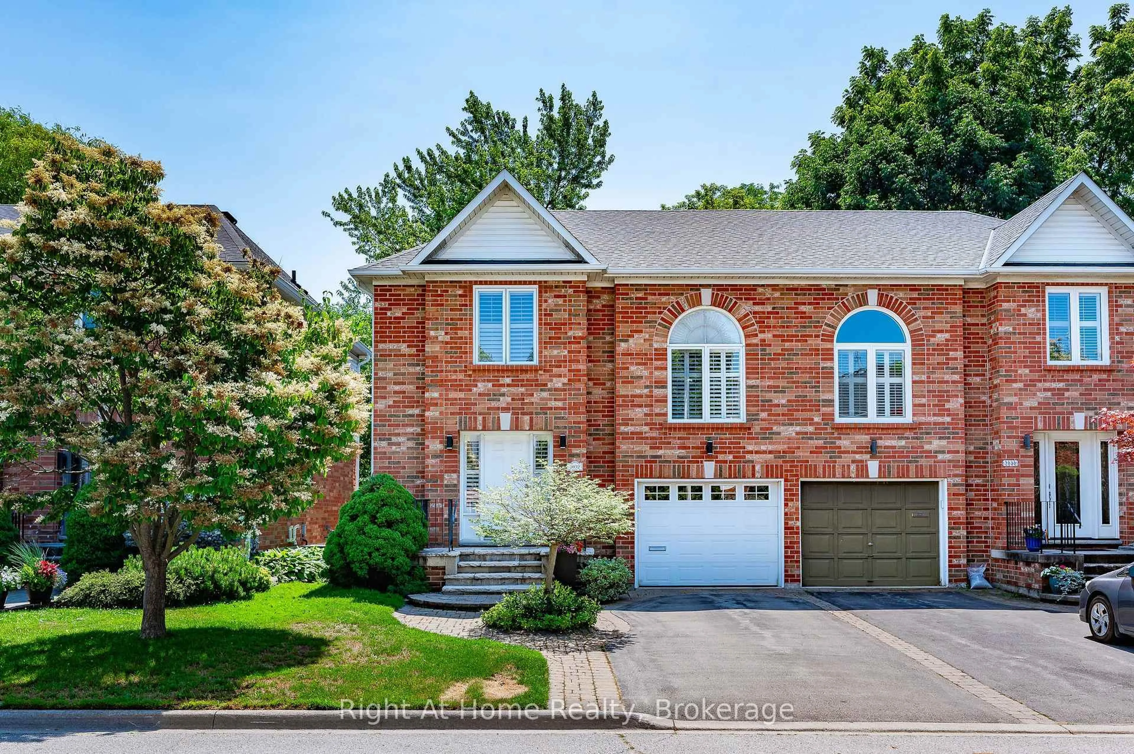 Home with brick exterior material, street for 2032 Grovetree Lane, Burlington Ontario L7R 4V4