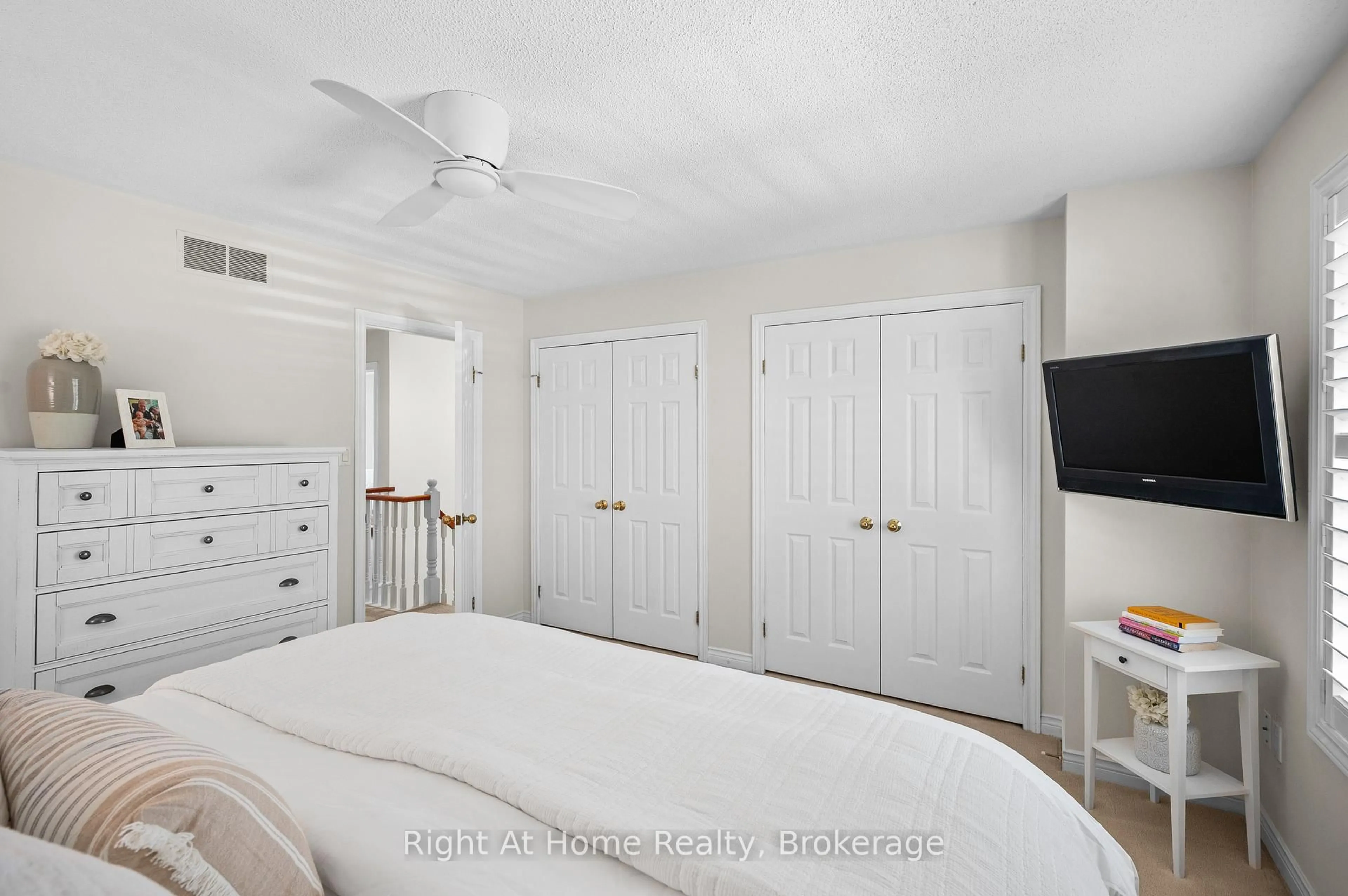 Bedroom with bed, unknown for 2032 Grovetree Lane, Burlington Ontario L7R 4V4