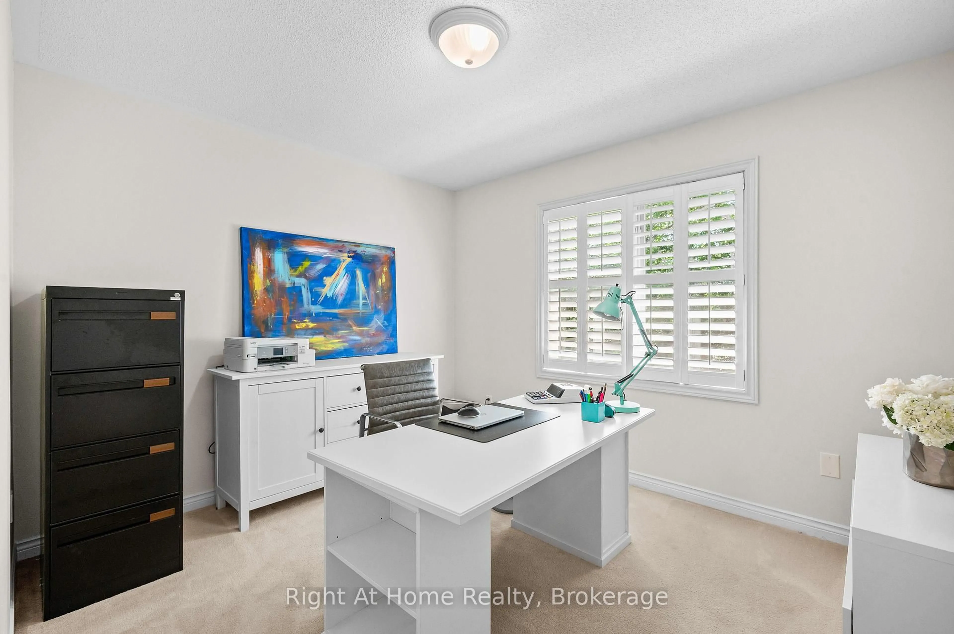 A pic of a room for 2032 Grovetree Lane, Burlington Ontario L7R 4V4