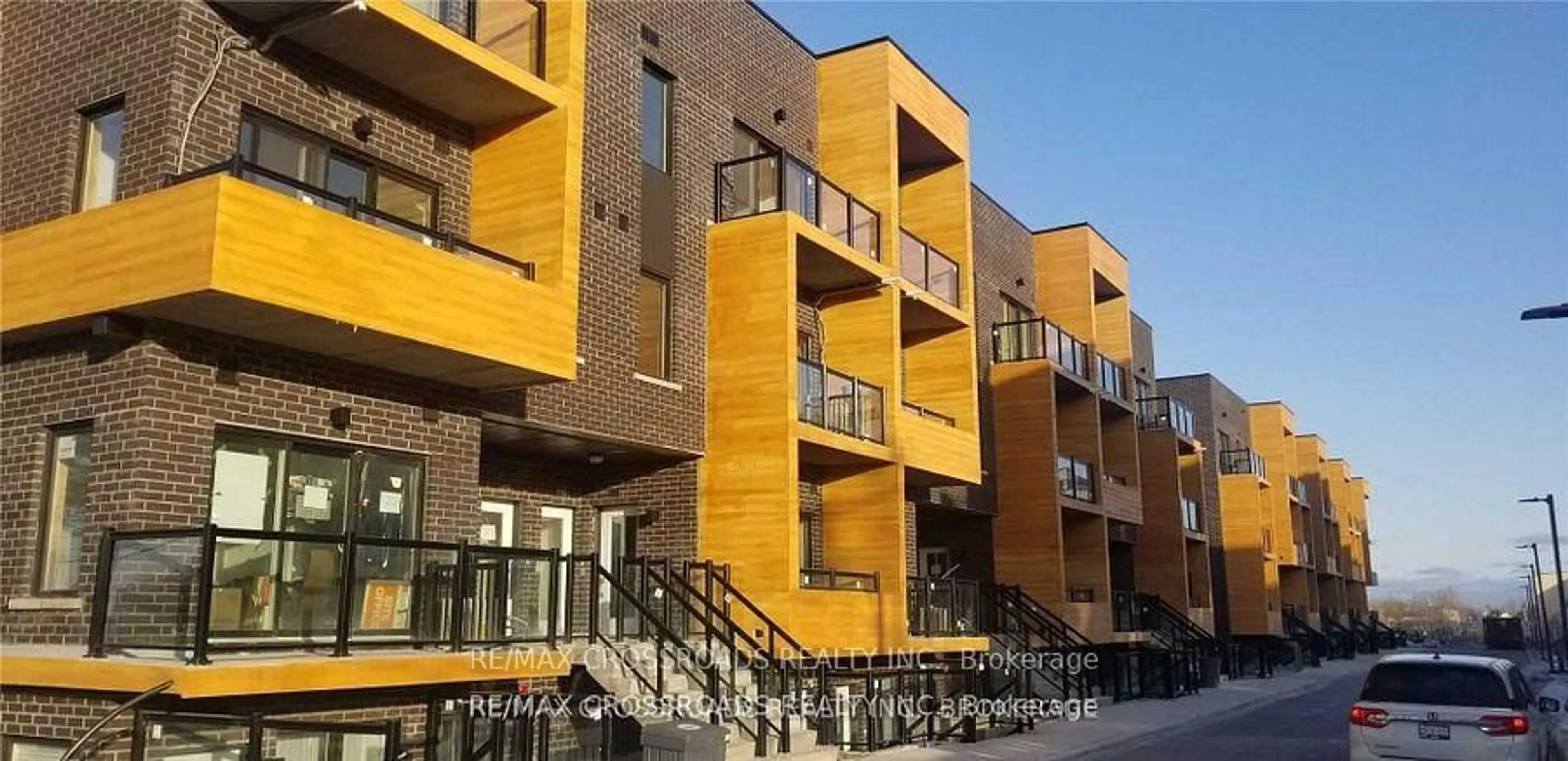 Patio, building for 1165 Journeyman Lane #203, Mississauga Ontario L5J 0B6