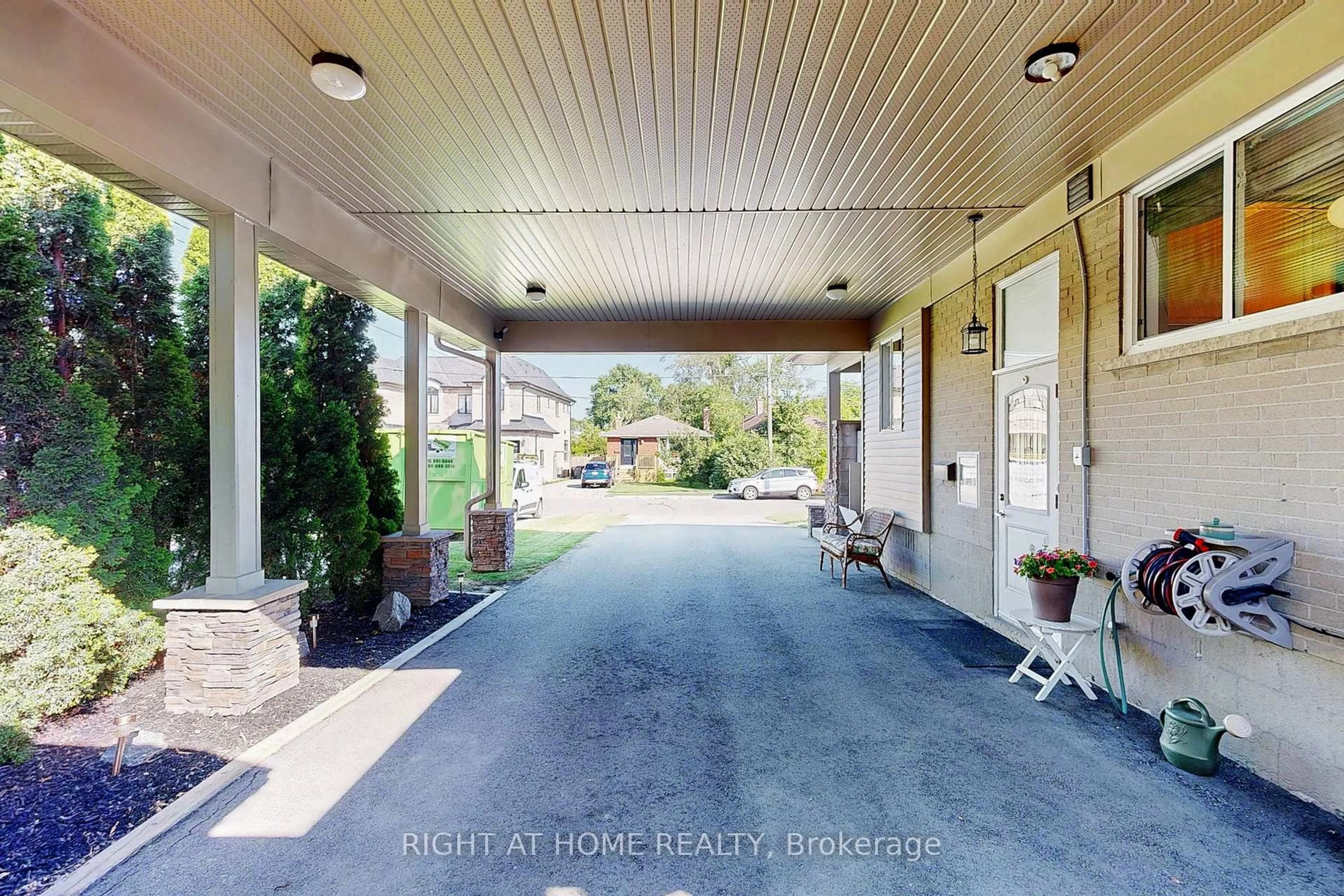 Unknown for 907 Fourth St, Mississauga Ontario L5E 1J8