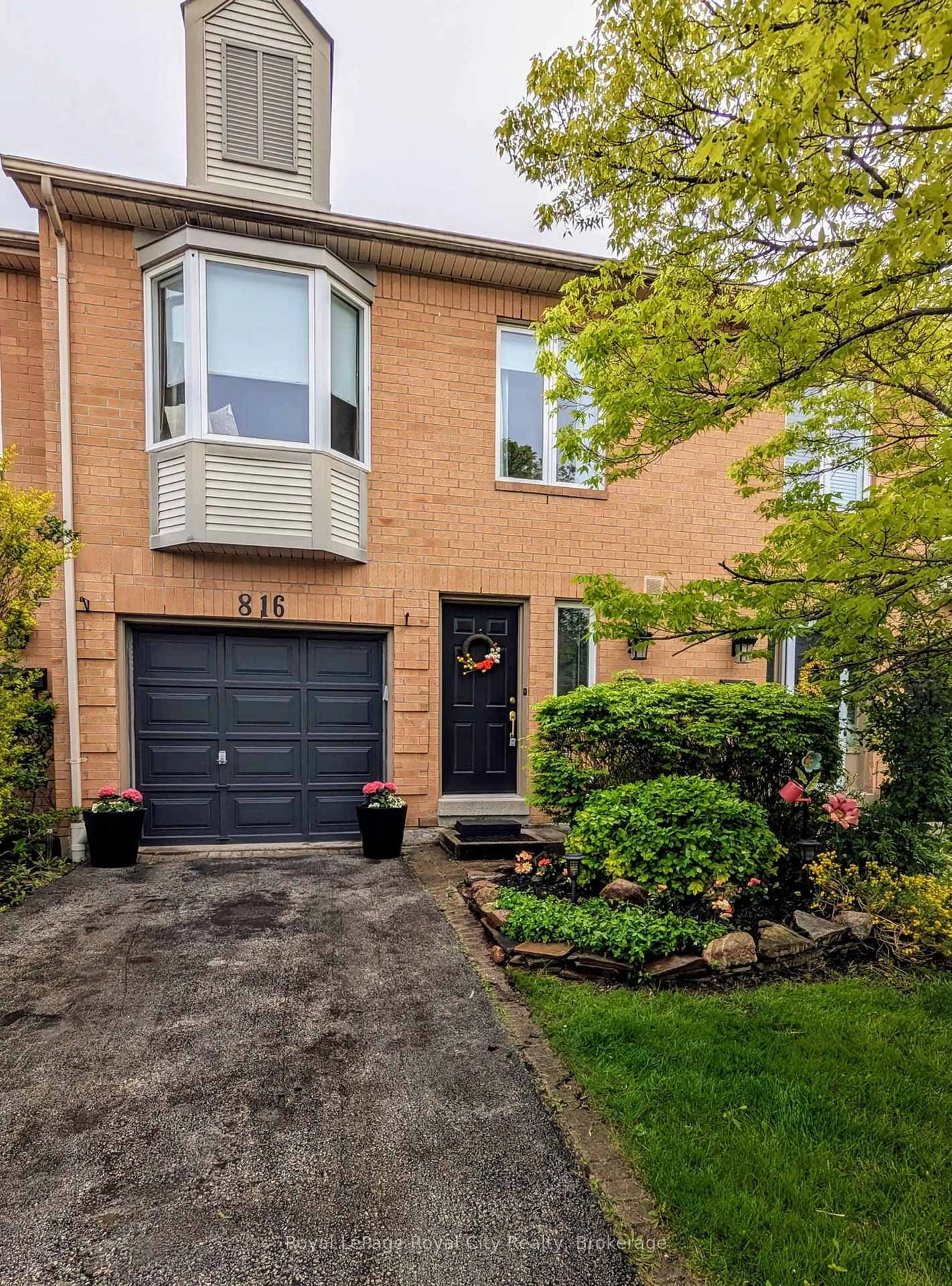 Home with brick exterior material, street for 816 Village Green Blvd, Mississauga Ontario L5E 3H8
