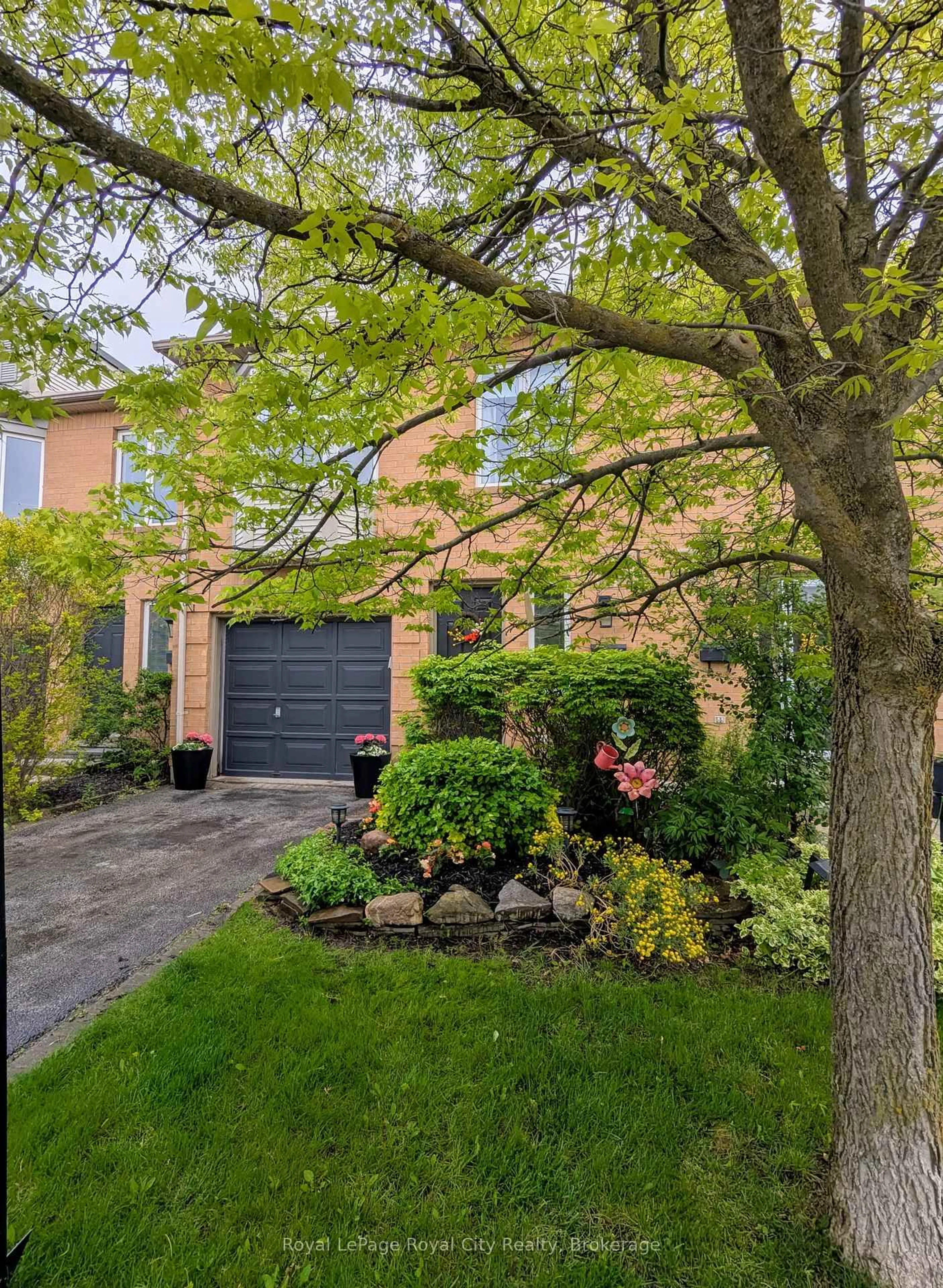 Home with brick exterior material, street for 816 Village Green Blvd, Mississauga Ontario L5E 3H8