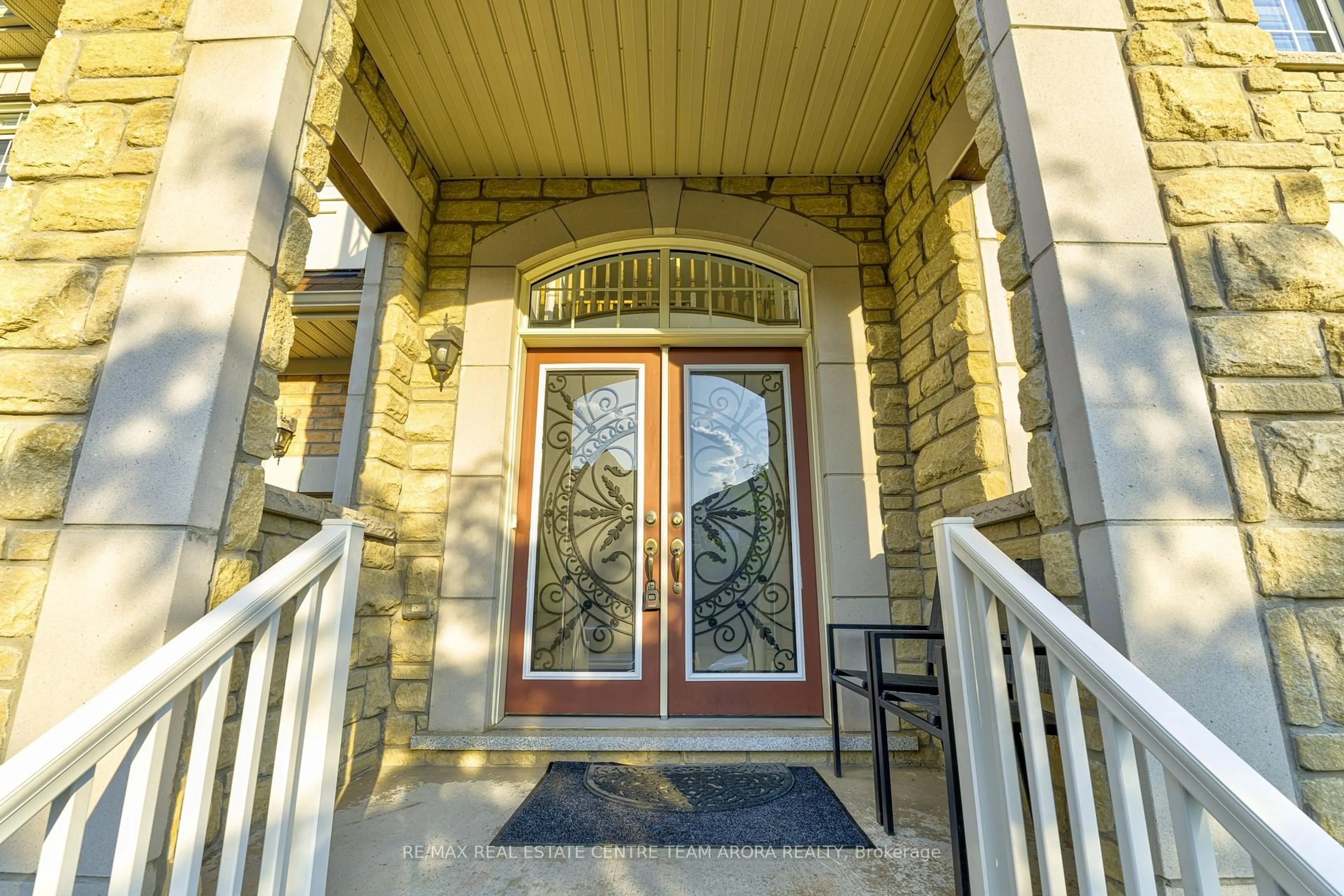 Indoor entryway for 5 Aries St, Brampton Ontario L6Y 5Z2