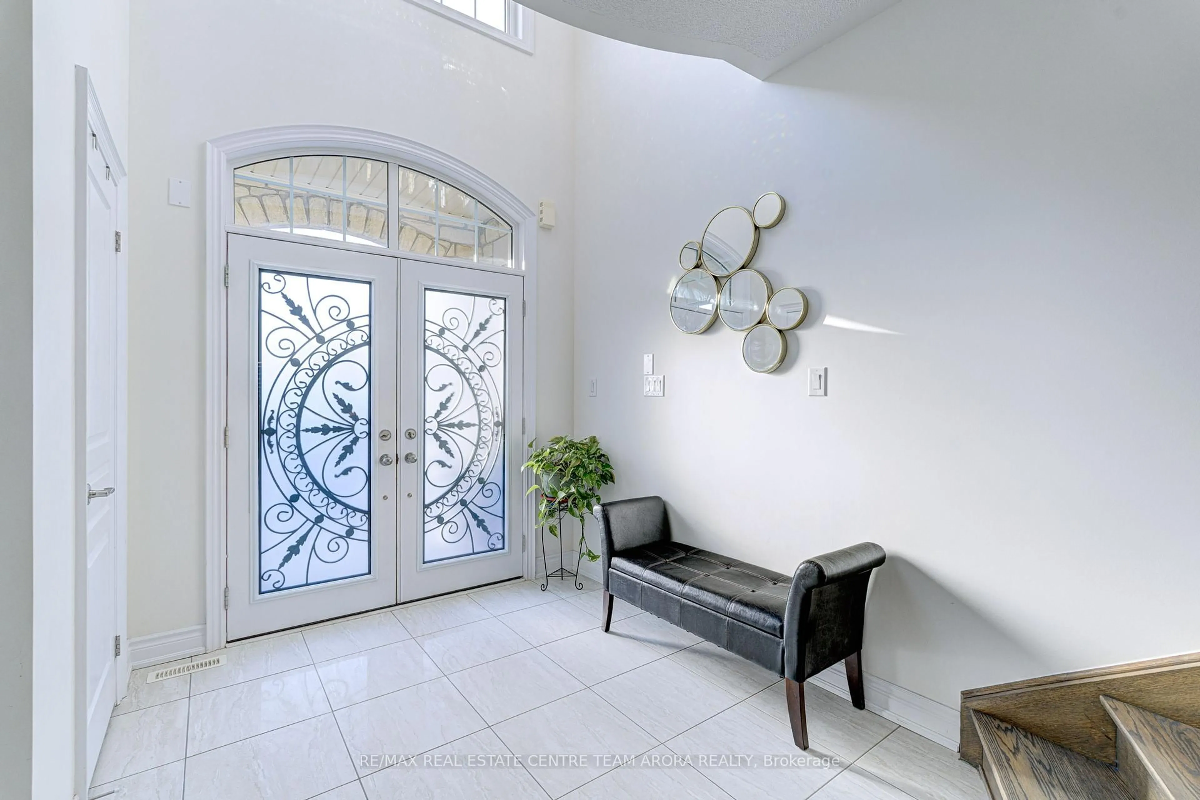 Indoor entryway for 5 Aries St, Brampton Ontario L6Y 5Z2