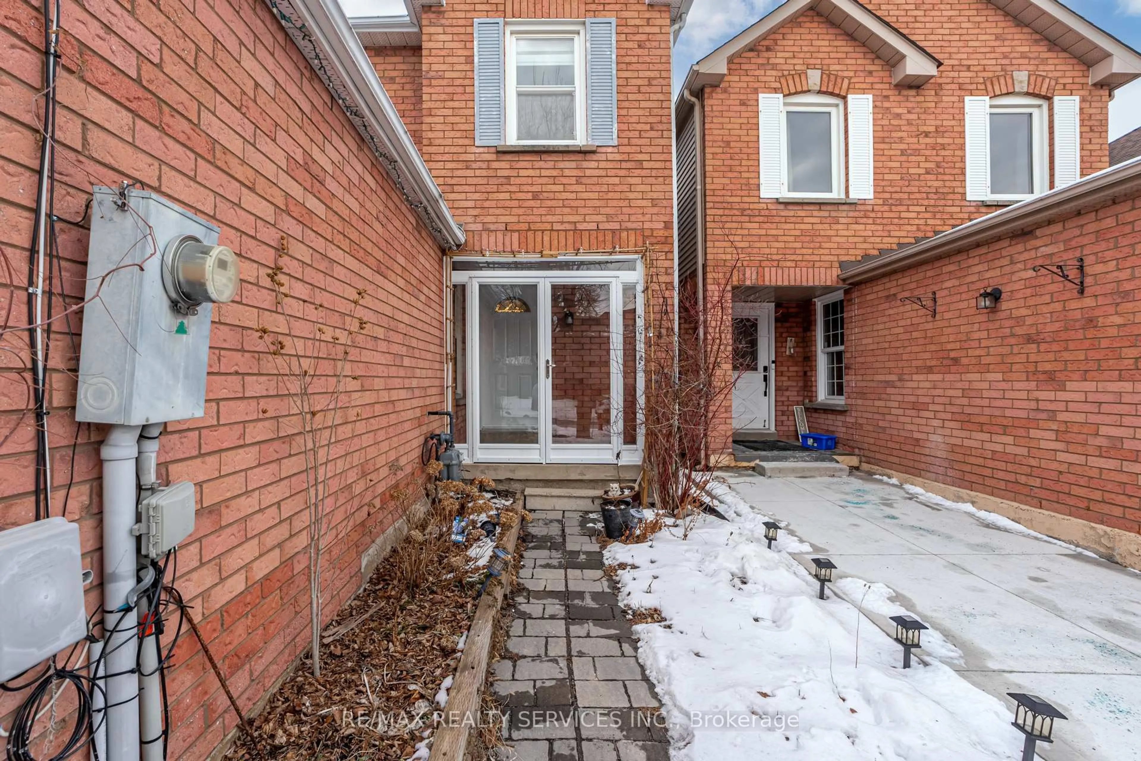 Home with brick exterior material, street for 37 Solway Ave, Brampton Ontario L6Z 4E4