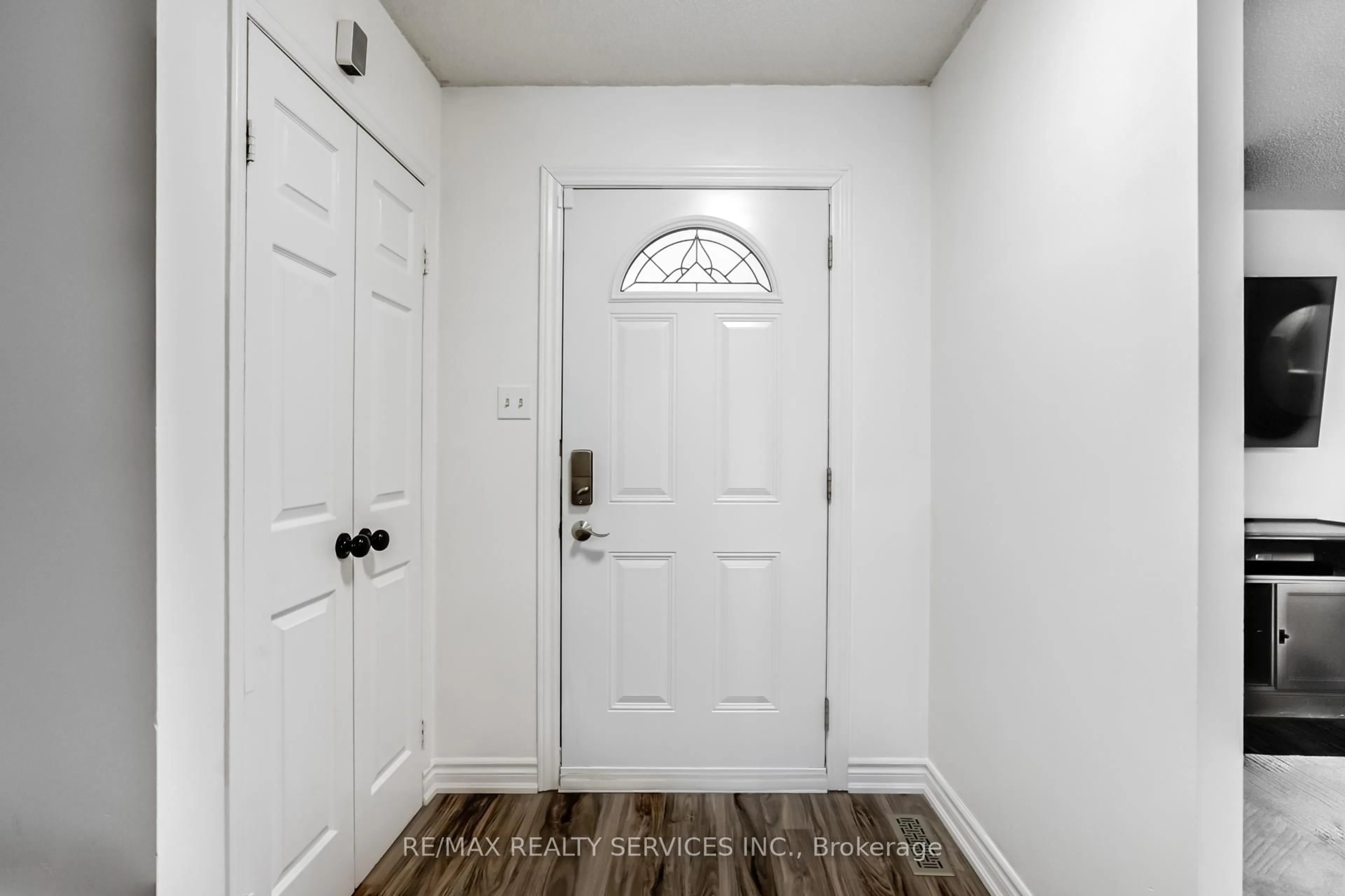 Indoor entryway for 37 Solway Ave, Brampton Ontario L6Z 4E4