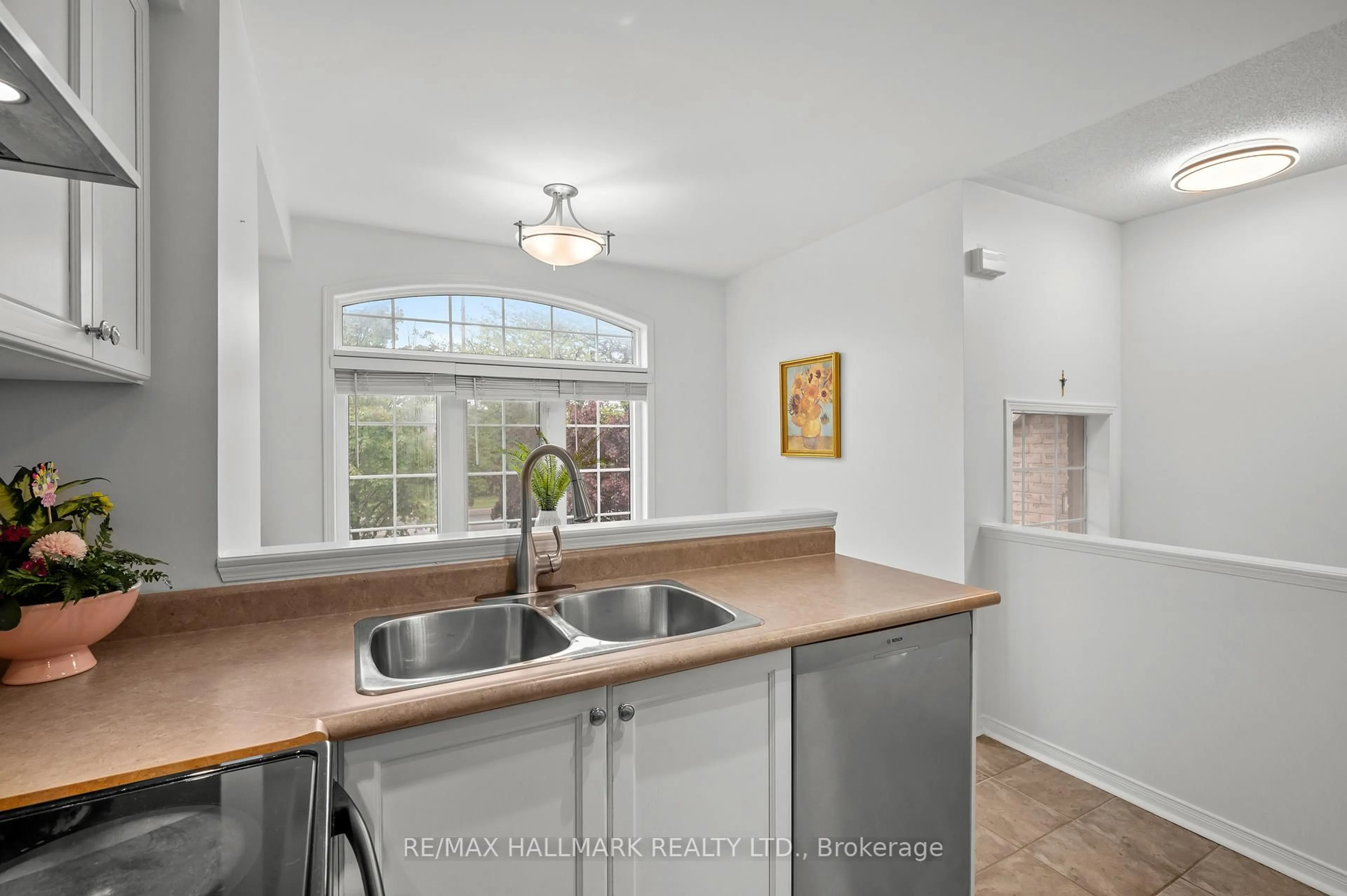 Open concept kitchen, ceramic/tile floor for 3301 Redpath Circ, Mississauga Ontario L5N 8R3