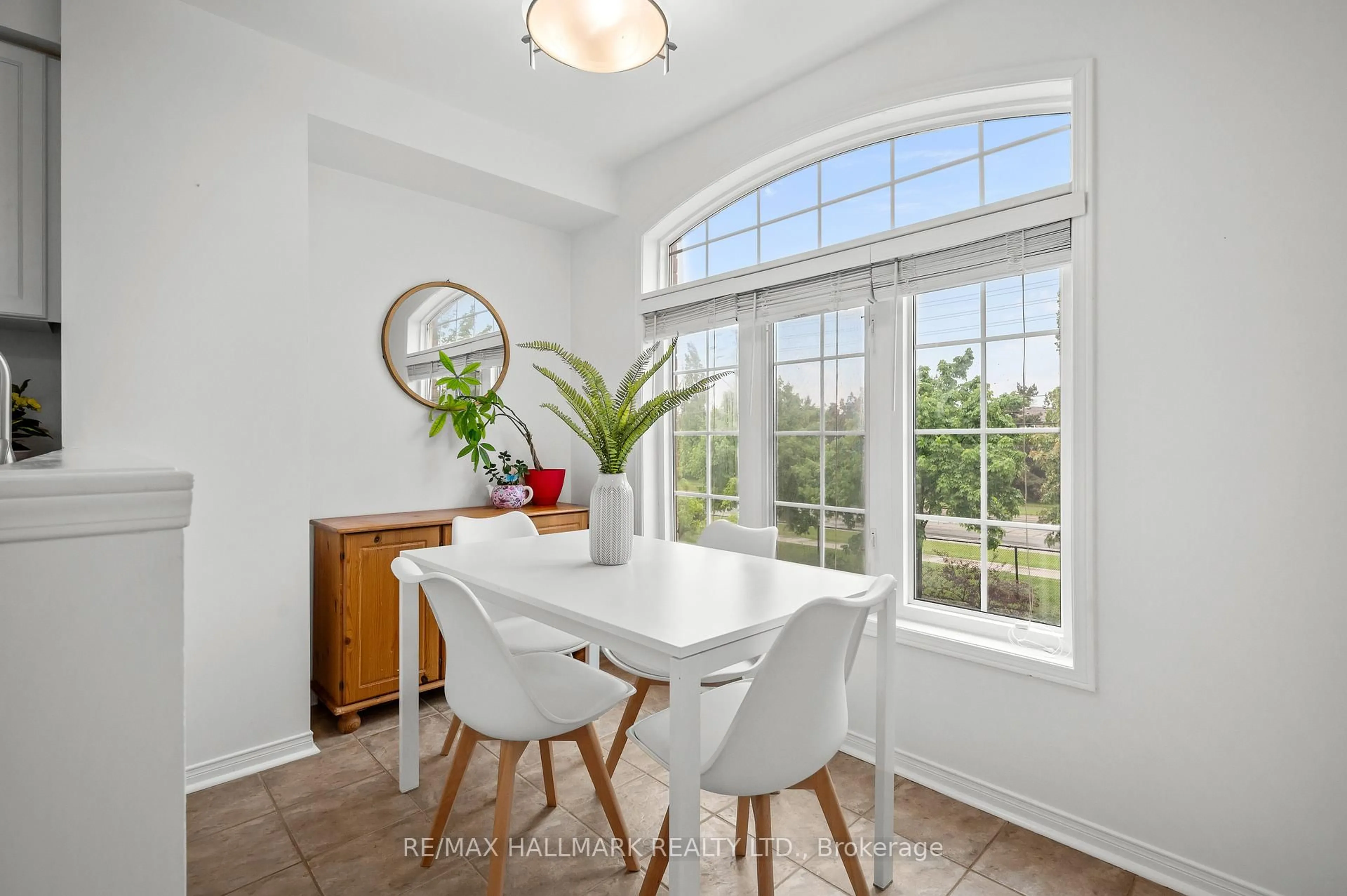 Dining room, ceramic/tile floor for 3301 Redpath Circ, Mississauga Ontario L5N 8R3