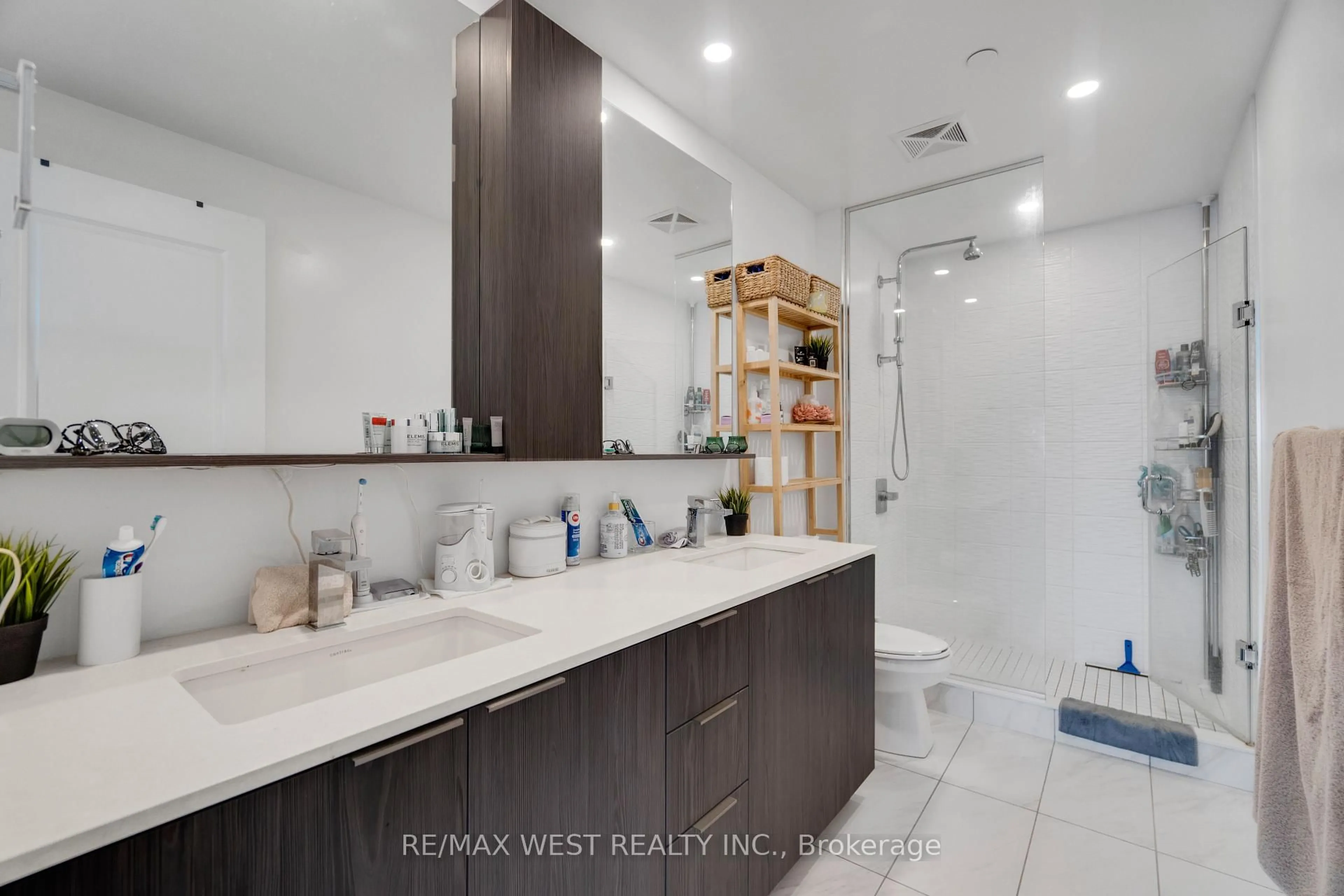 Contemporary bathroom, ceramic/tile floor for 70 Annie Craig Dr #2705, Toronto Ontario M8V 0G2