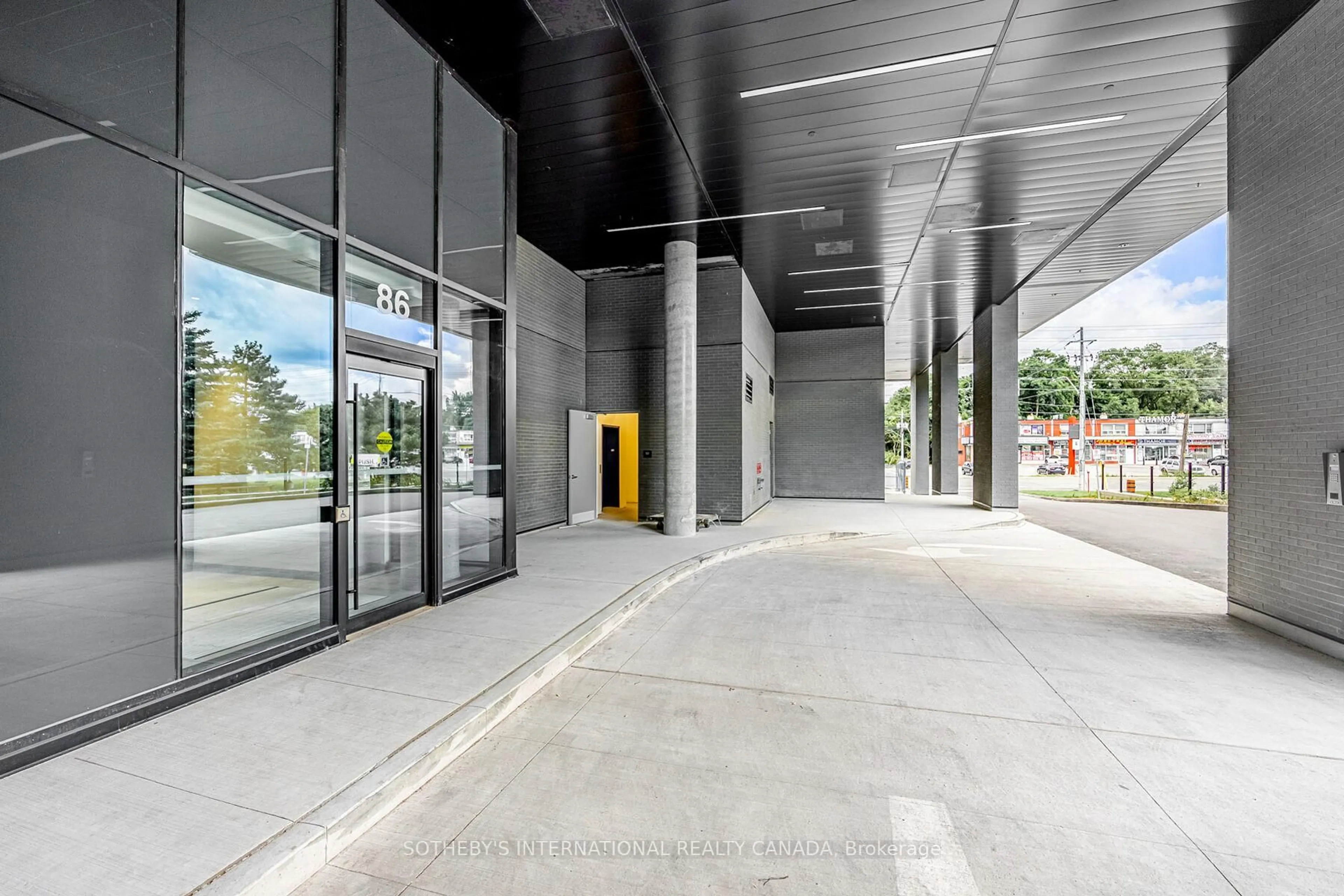 Indoor foyer for 86 Dundas St #1521, Mississauga Ontario L5A 1W4