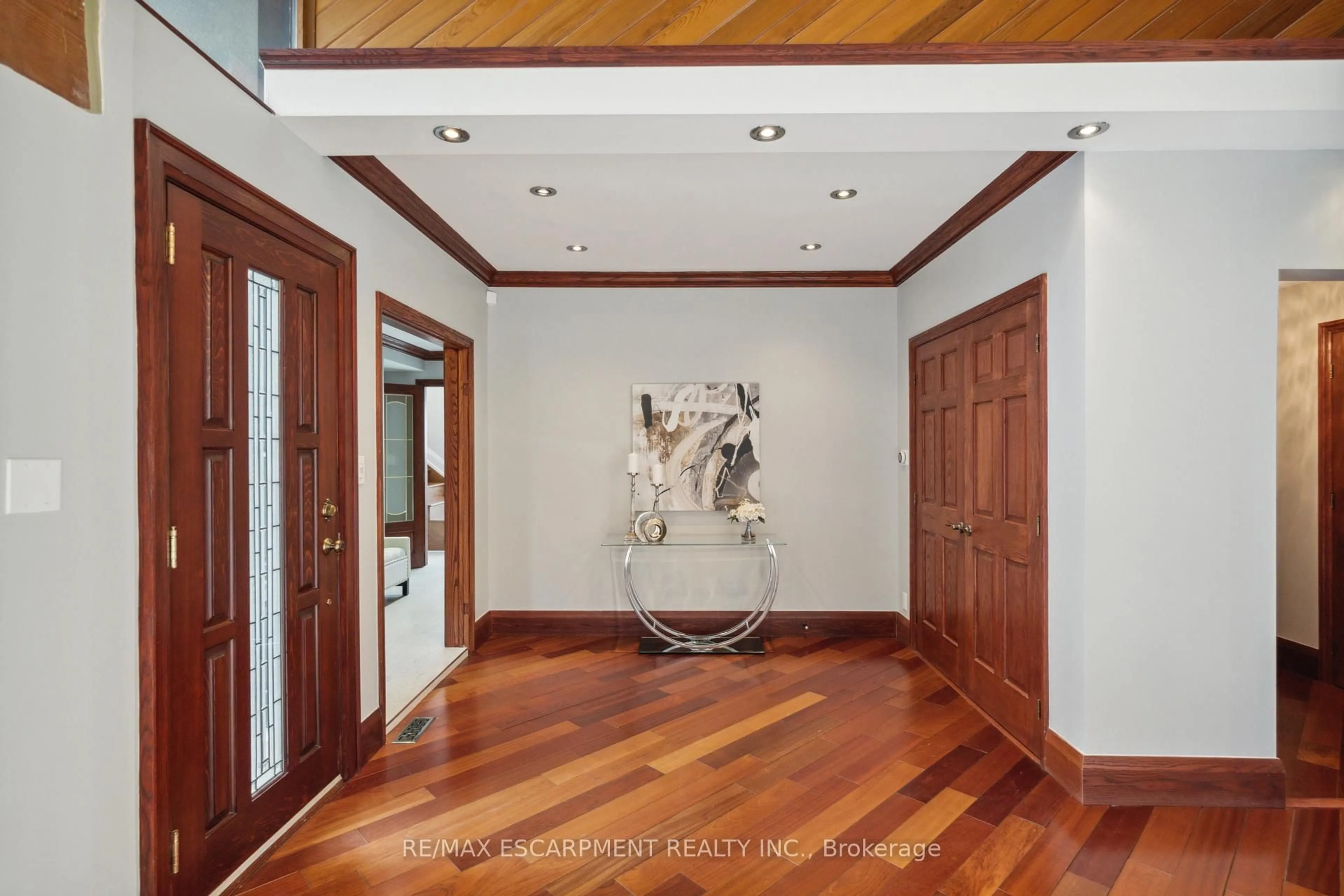 Indoor foyer for 1569 Glenburnie Rd, Mississauga Ontario L5G 3C9