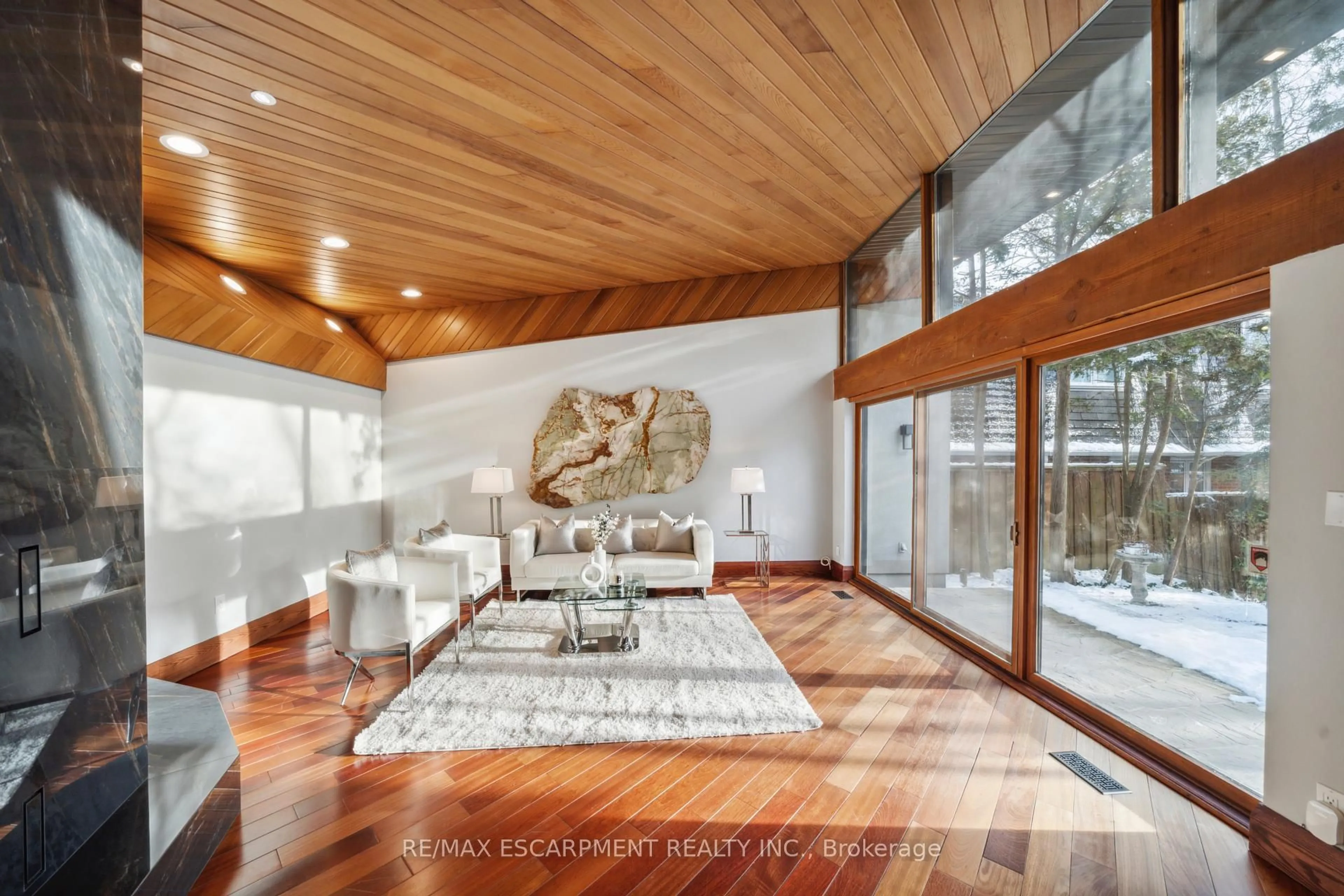 Indoor foyer for 1569 Glenburnie Rd, Mississauga Ontario L5G 3C9