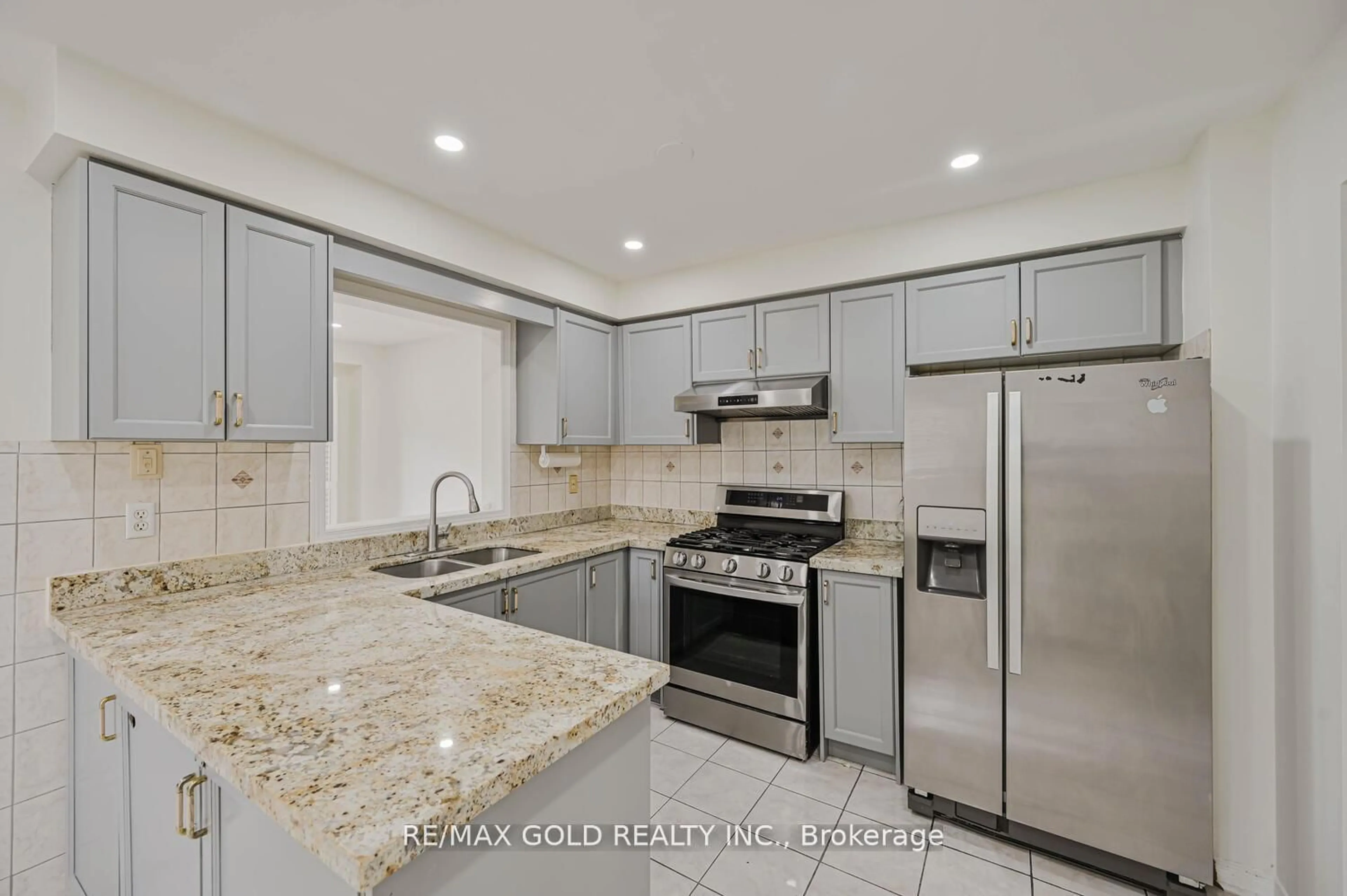 Open concept kitchen, ceramic/tile floor for 142 Sahara Tr, Brampton Ontario L6R 1P6