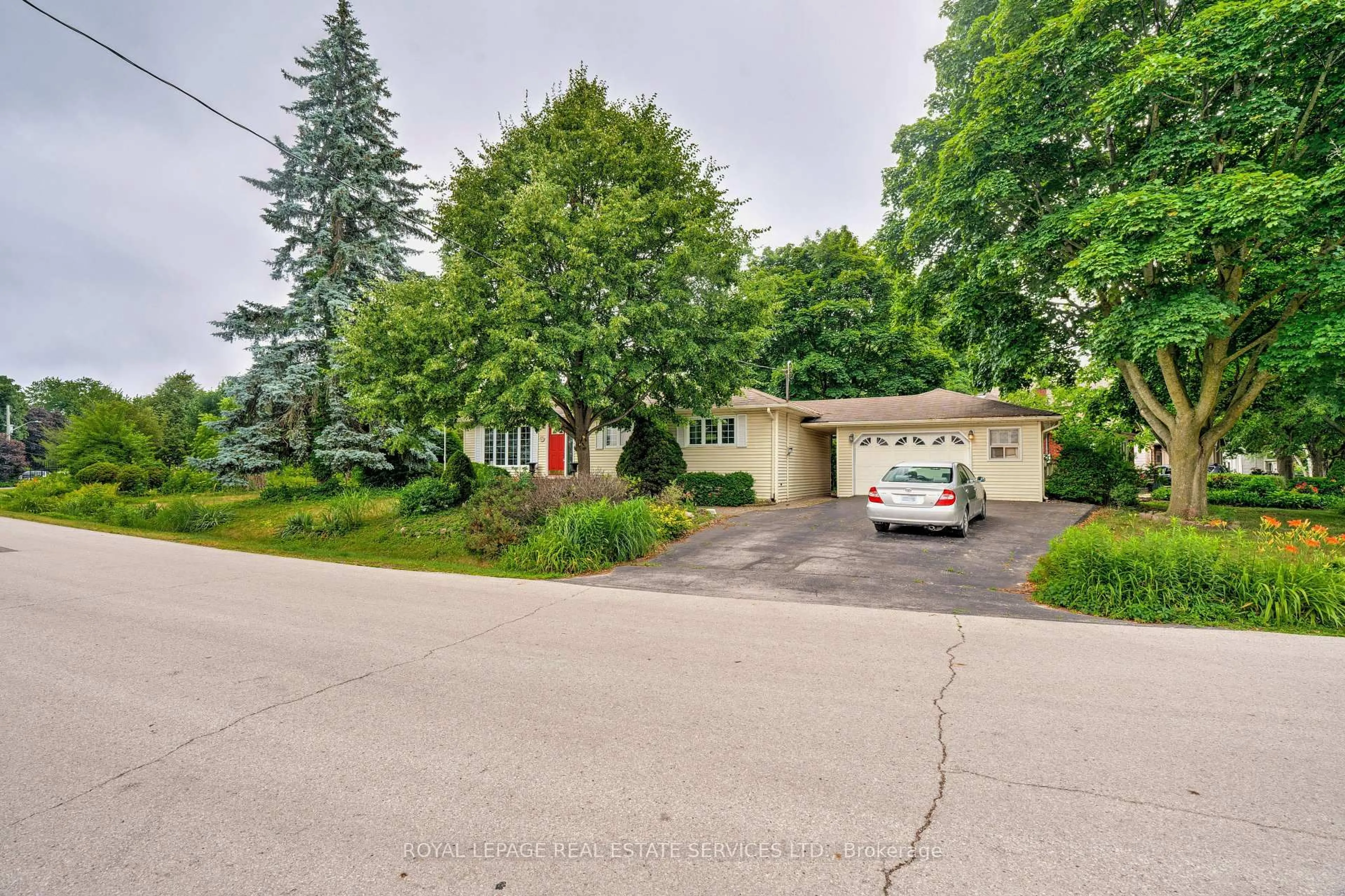 A pic from outside/outdoor area/front of a property/back of a property/a pic from drone, street for 478 Avon Cres, Oakville Ontario L6J 2T4