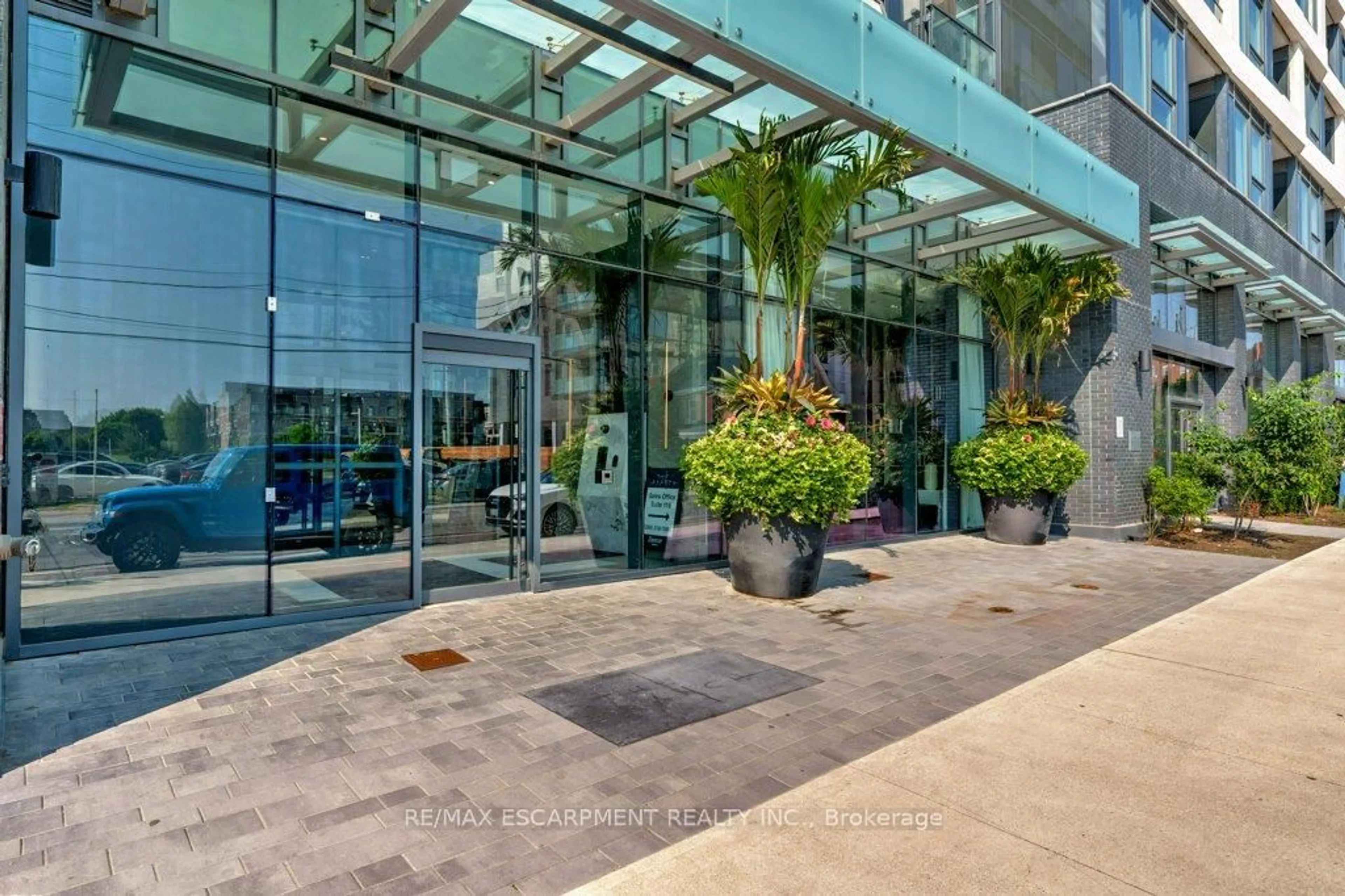 Indoor foyer for 2450 Old Bronte Rd #601, Oakville Ontario L6M 5P6