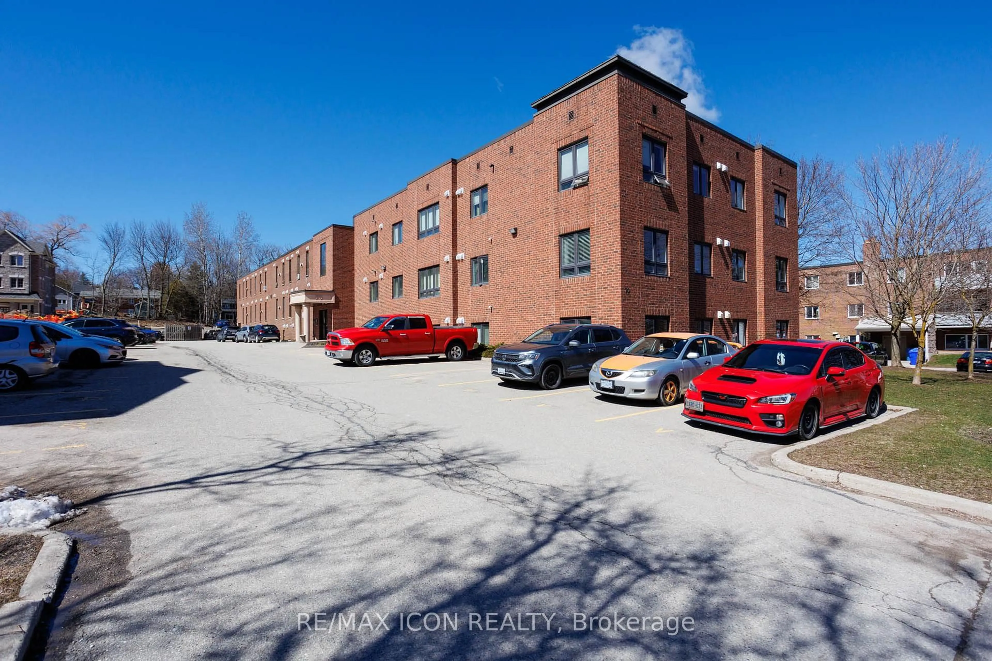 A pic from outside/outdoor area/front of a property/back of a property/a pic from drone, building for 70 First St #106, Orangeville Ontario L9W 2E5