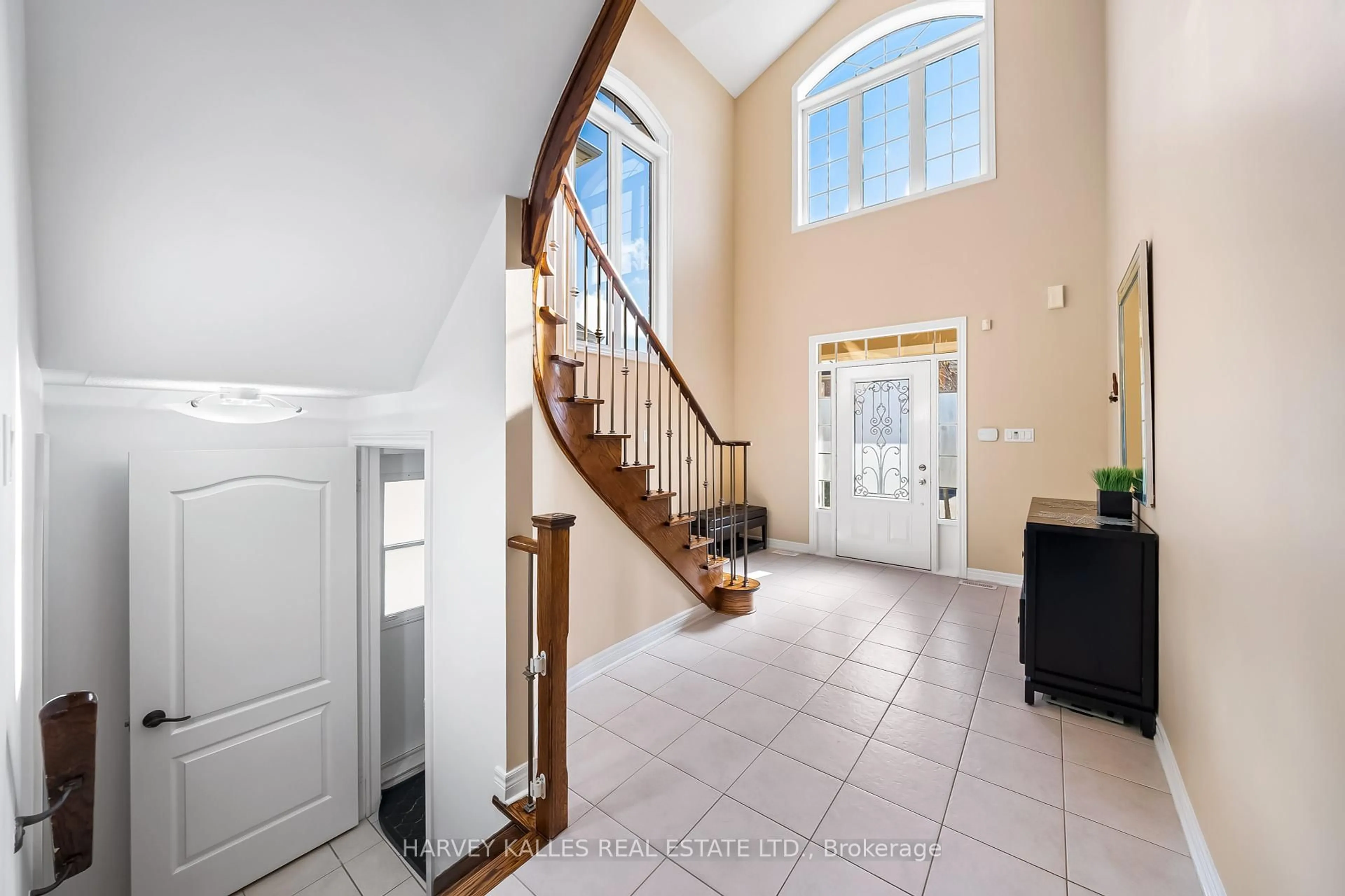Indoor entryway for 36 Boundbrook Dr, Brampton Ontario L7A 0M2