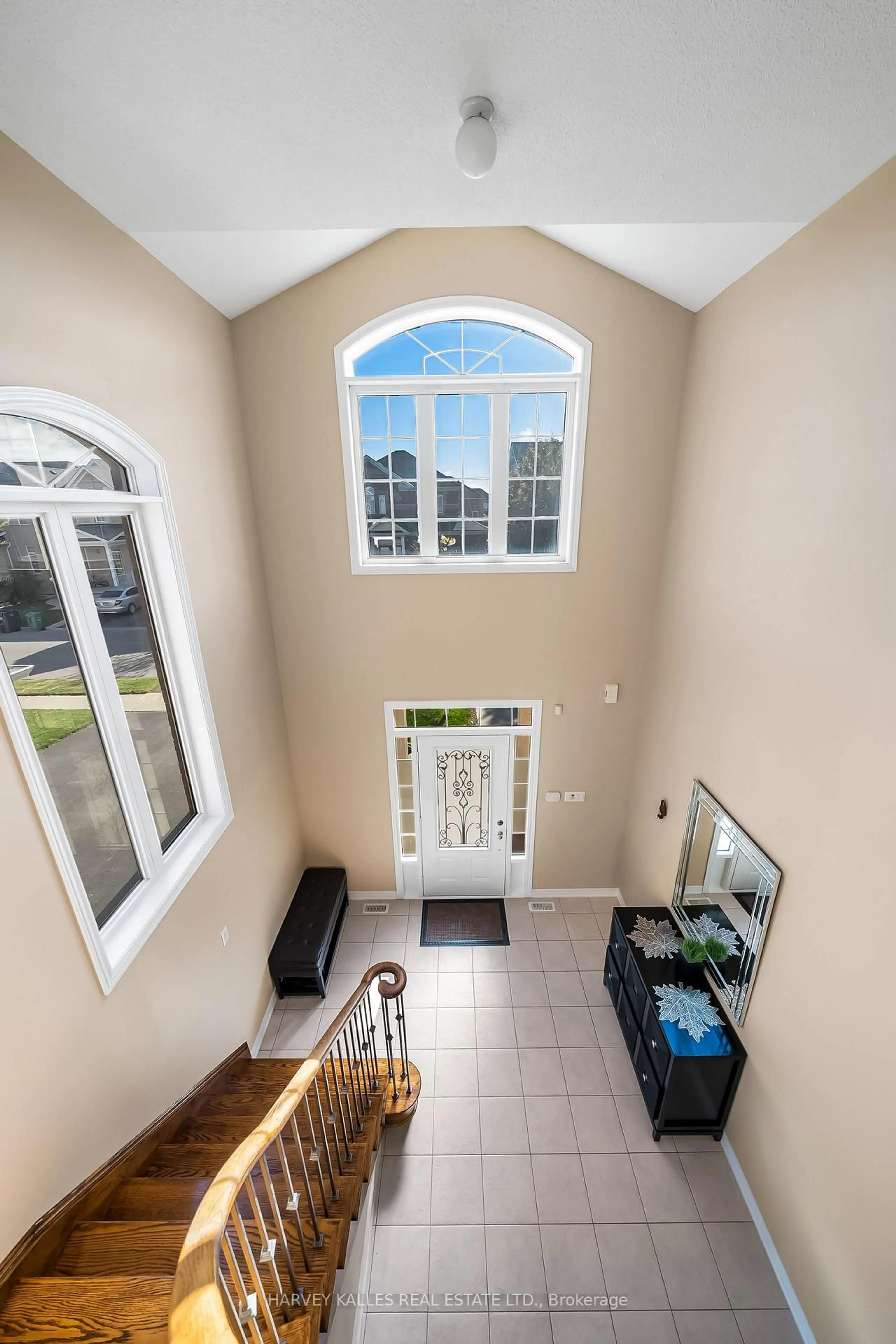 Indoor entryway for 36 Boundbrook Dr, Brampton Ontario L7A 0M2