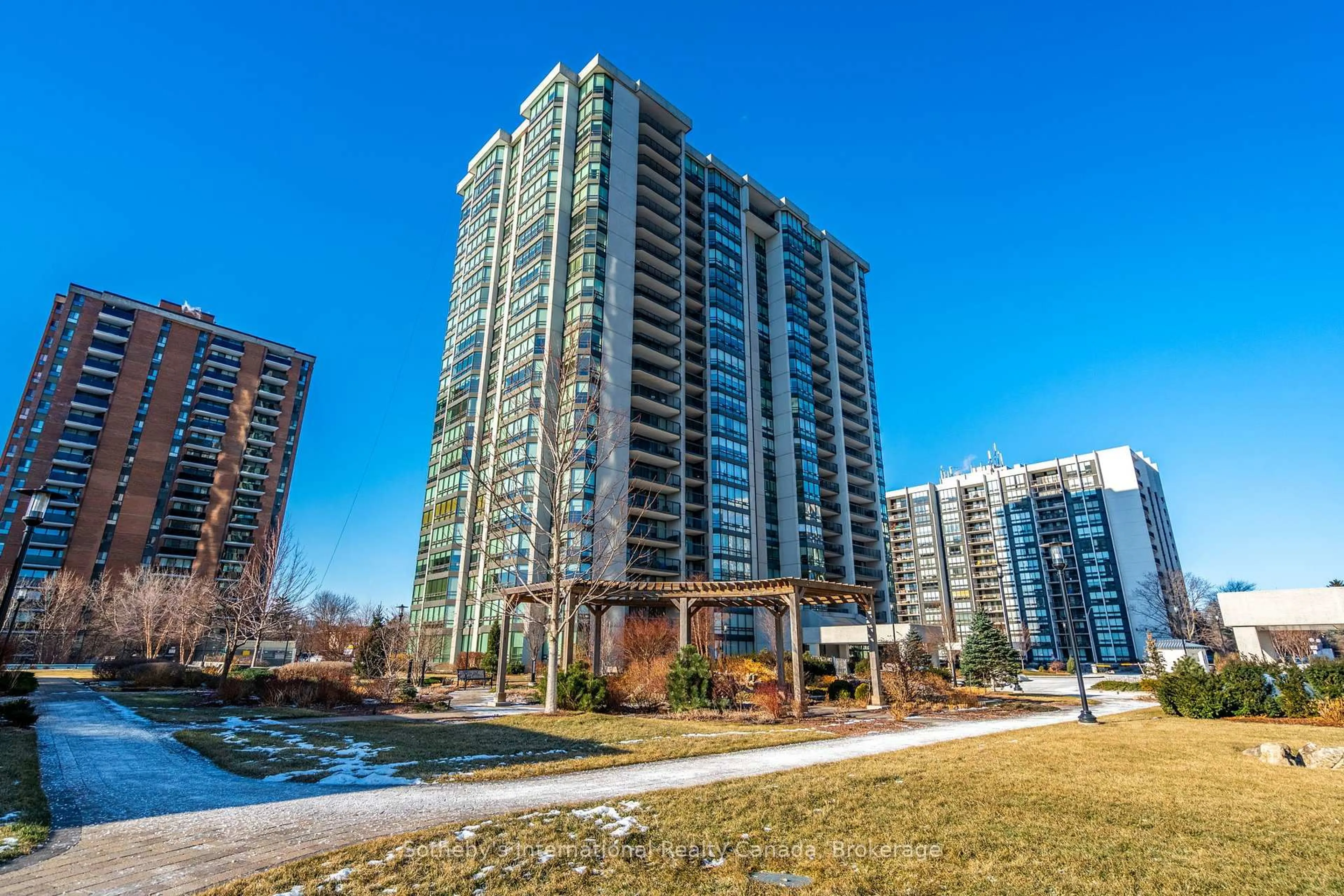 A pic from outside/outdoor area/front of a property/back of a property/a pic from drone, building for 2180 Marine Dr #1107, Oakville Ontario L6L 5V2