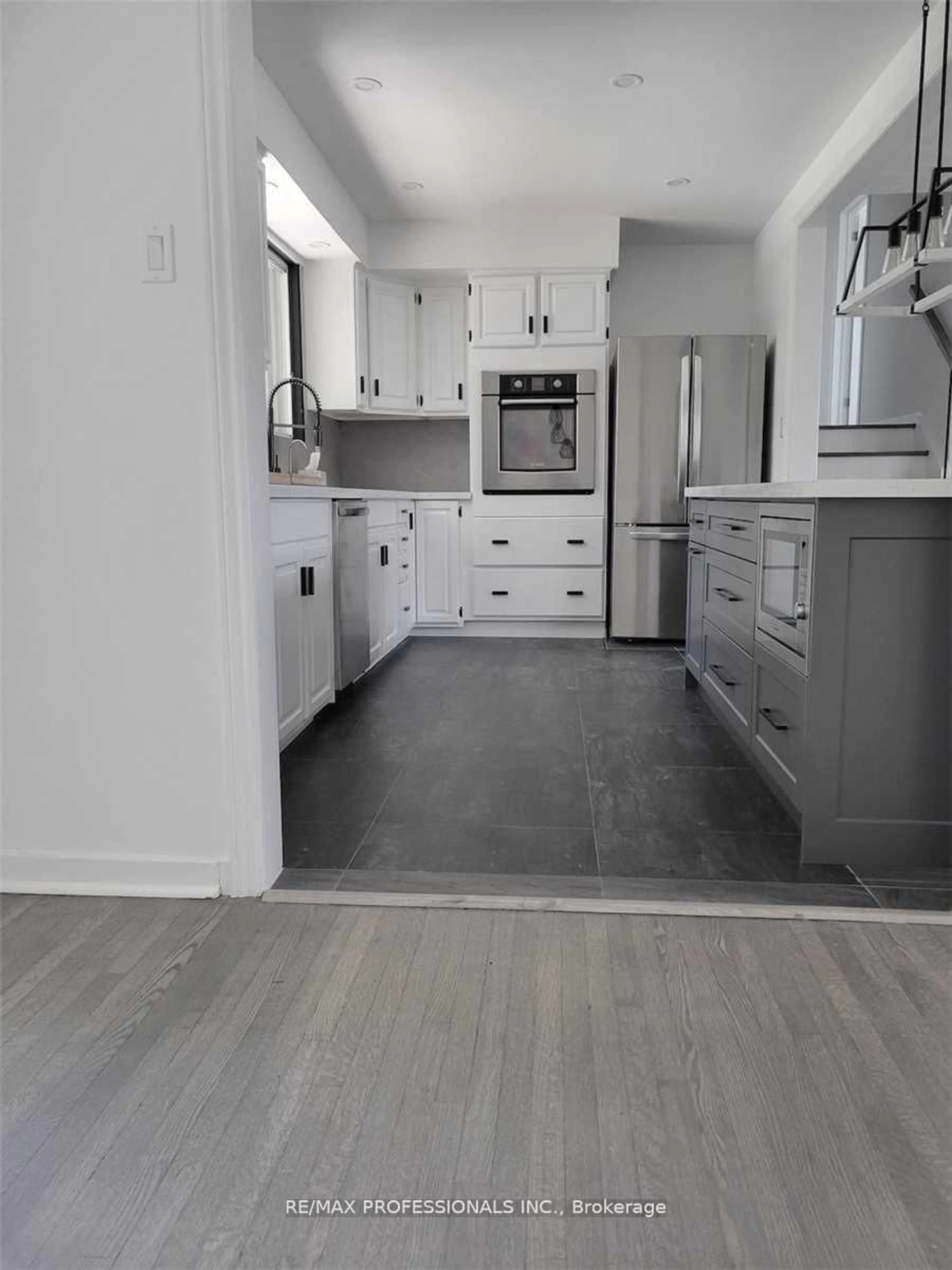 Open concept kitchen, unknown for 15 Ridge Dr, Oakville Ontario L6H 1B7