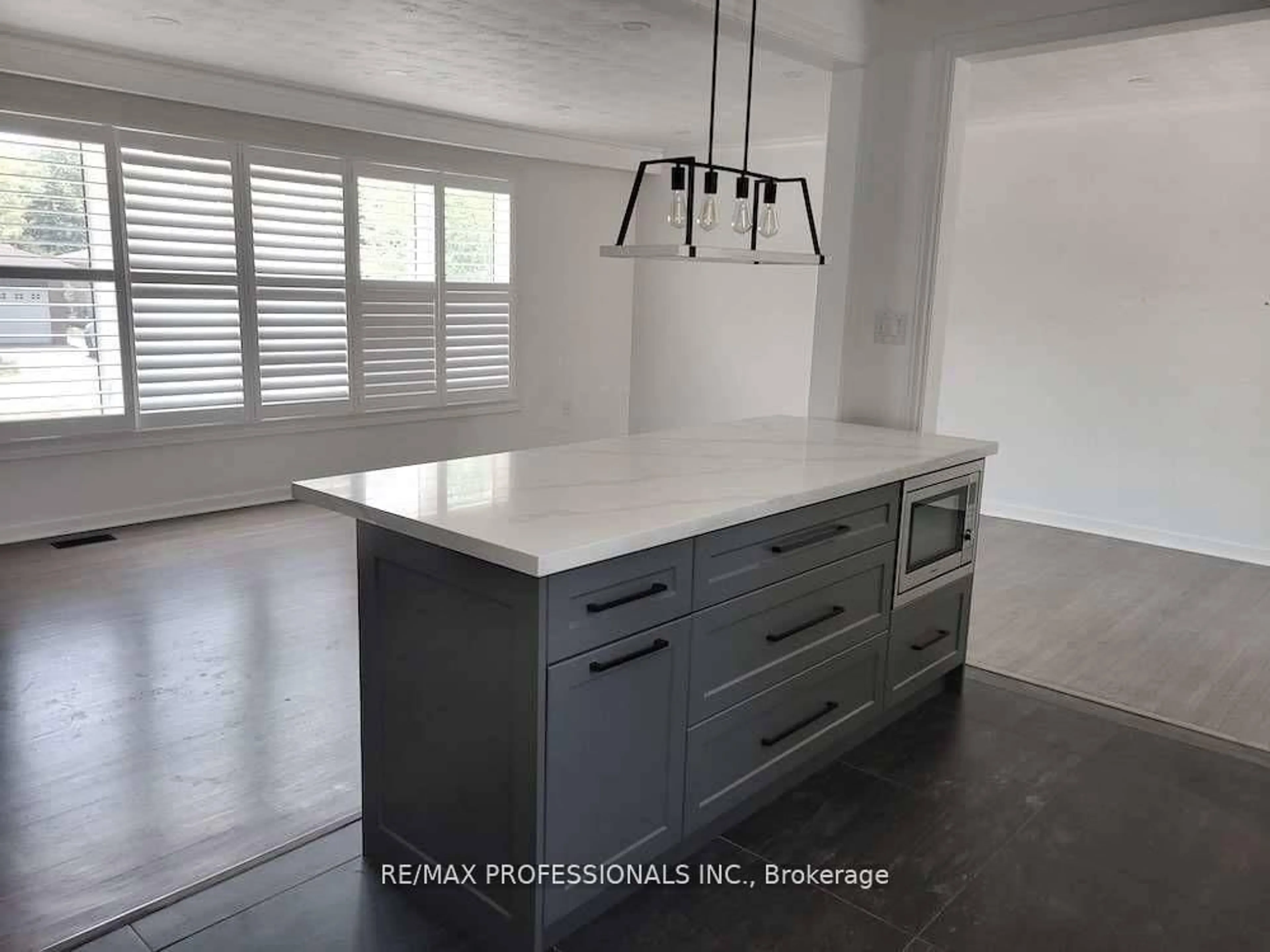 Open concept kitchen, unknown for 15 Ridge Dr, Oakville Ontario L6H 1B7