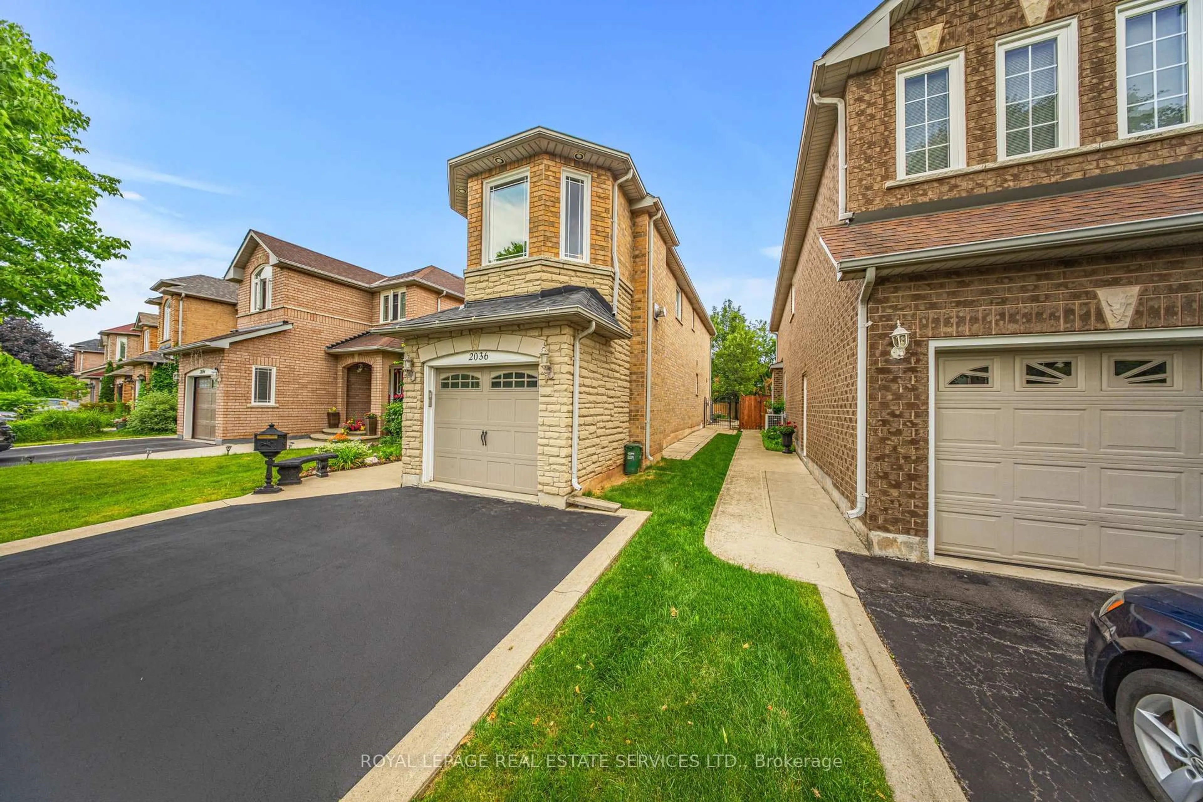 Home with brick exterior material, street for 2036 Shady Glen Rd, Oakville Ontario L6M 3T4