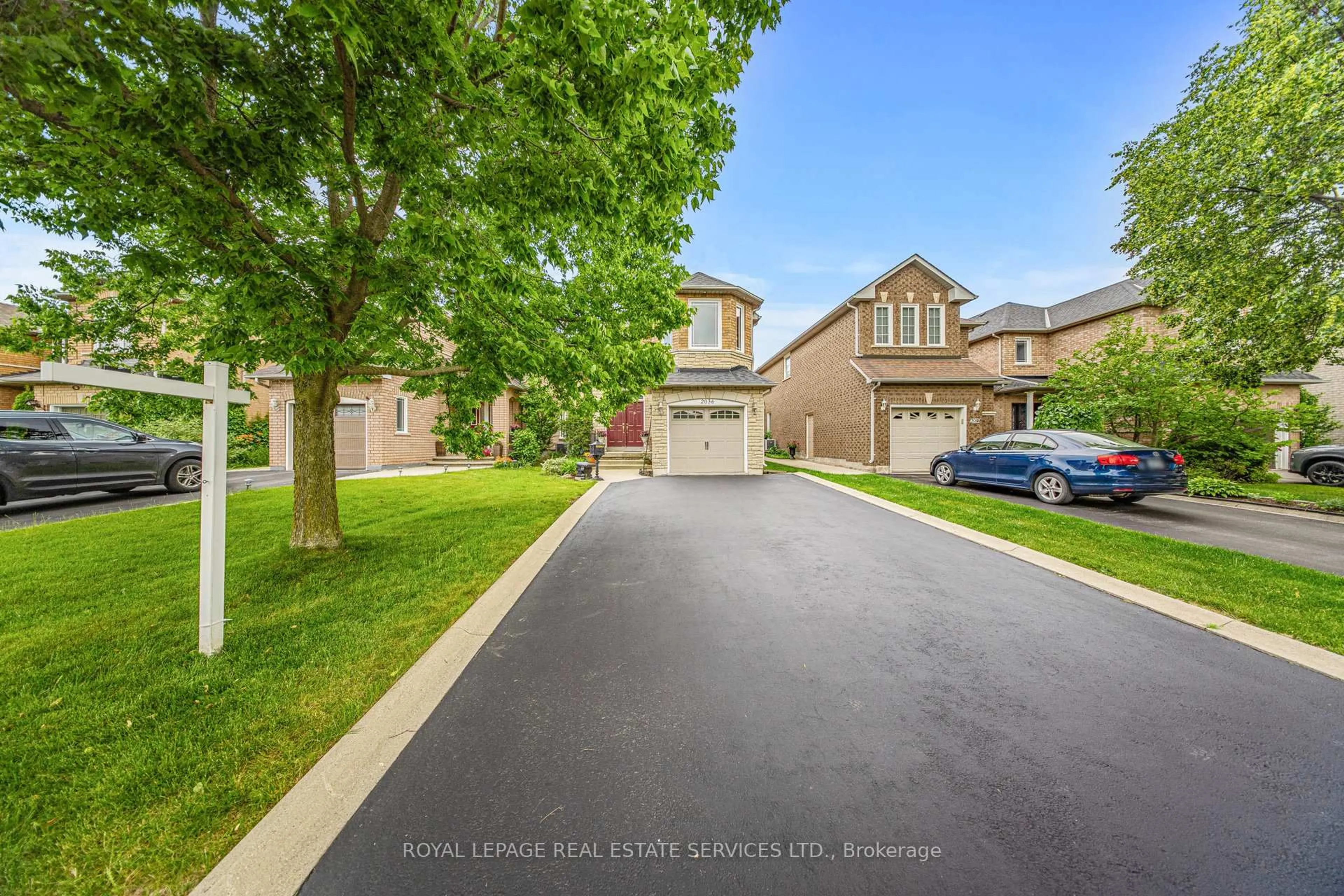 A pic from outside/outdoor area/front of a property/back of a property/a pic from drone, street for 2036 Shady Glen Rd, Oakville Ontario L6M 3T4